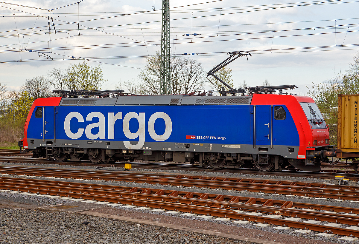 Die Re 482 036-1 (91 85 4482 036-1 CH-SBBC) der SBB Cargo fährt am 14.04.2018 mit einem Containerzug durch Friedberg (Hessen) in Richtung Norden. 

Die Bombardier TRAXX F140 AC2 (Re 482 der zweiten Bauserie) wurde 2005 von Bombardier in Kassel unter der Fabriknummer 33776 gebaut und als Re 482 036-1 an die SBB Cargo geliefert. 2020 wurde sie an die Nordic Re-finance AB (Schweden) verkauft.

Obwohl die Baureihe Re 482 der SBB Cargo grundsätzlich von der Baureihe 185 abgeleitet ist, gibt es doch kleine Unterschiede. Wie bei der deutschen Baureihe 185 handelt es sich bei der Re 482 um eine Zweisystemlokomotive für 15 kV, 16 2/3 Hz und 25 kV, 50 Hz. Zugelassen sind die Lokomotiven für das deutsche, österreichische und Schweizer Bahnnetz. Im Gegensatz zu den Loks der Baureihe 185, die ab Werk erst ab etwa 185 050 mit einer Leistung von 5.600 kW ausgeliefert wurden, kamen die Loks der Bauart Re 482 bereits mit der erhöhten Leistung zur SBB Cargo.

Weiterhin verfügen die Re 482 über vier Stromabnehmer, von denen jeweils zwei für die deutsche und zwei für die schweizerische Oberleitung ausgelegt sind. Im Bereich der Sicherungstechnik verfügen die Loks über die deutschen Systeme Indusi, LZB 80 und PZB 90 und die Schweizer Systeme Signum und ZUB 262. Zusätzlich sind im Lokkasten Kameras eingebaut, die Rückspiegel ersetzen sollen.

Mit der zweiten Bauserie der Re 482, die ab 482 035 (wie hier) gab es einige Veränderungen an der Lok. Zudem sind diese nun TRAXX F140 AC2. Der gesamte Lokkasten wurde neu gestaltet und auf sein Crashverhalten optimiert. Ebenso erhielten die Fahrzeuge nun neue Puffer, die wiederum mit dämpfenden Elementen verschraubt sind.

Auf Anhieb sichtbar sind die Unterschiede zwischen der ersten und der zweiten Baureihe: Bei der zweiten Bauserie (TRAXX F140 AC2) ist der Übergang zwischen der Dach- und der Stirnfläche wesentlich stärker geknickt als vorher. Weiterhin sind die bisher auf verschiedenen Ebenen angebrachten Griffstangen an der Lokfront bei der zweiten Baureihe nun auf gleiche Höhe direkt unter die Führerstandsfenster gerückt. Unter den Stirnfenstern befindet sich nun eine Klappe, in der die Klimageräte für den Führerstand untergebracht sind.

TECHNISCHE DATEN:
Spurweite: 1.435 mm (Normalspur)
Achsfolge: Bo'Bo'
Dienstgewicht: 85 t
Länge über Puffer: 18.900 mm
Drehzapfenabstand: 10.440
Dauerleistung: 5.600 kW
Höchstgeschwindigkeit: 140 km/h
Fahrleitungsspannung:15000 V, 16.7 Hz ~
Zulassungen: CH / D (Zweite Serie teilweise auch A)


