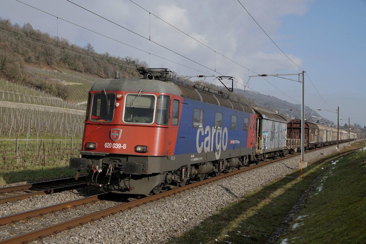 Die Re 620 039-8  MURTEN  mit dem 60021 bei Cressier unterwegs am 7. Januar 2021.
Foto: Walter Ruetsch