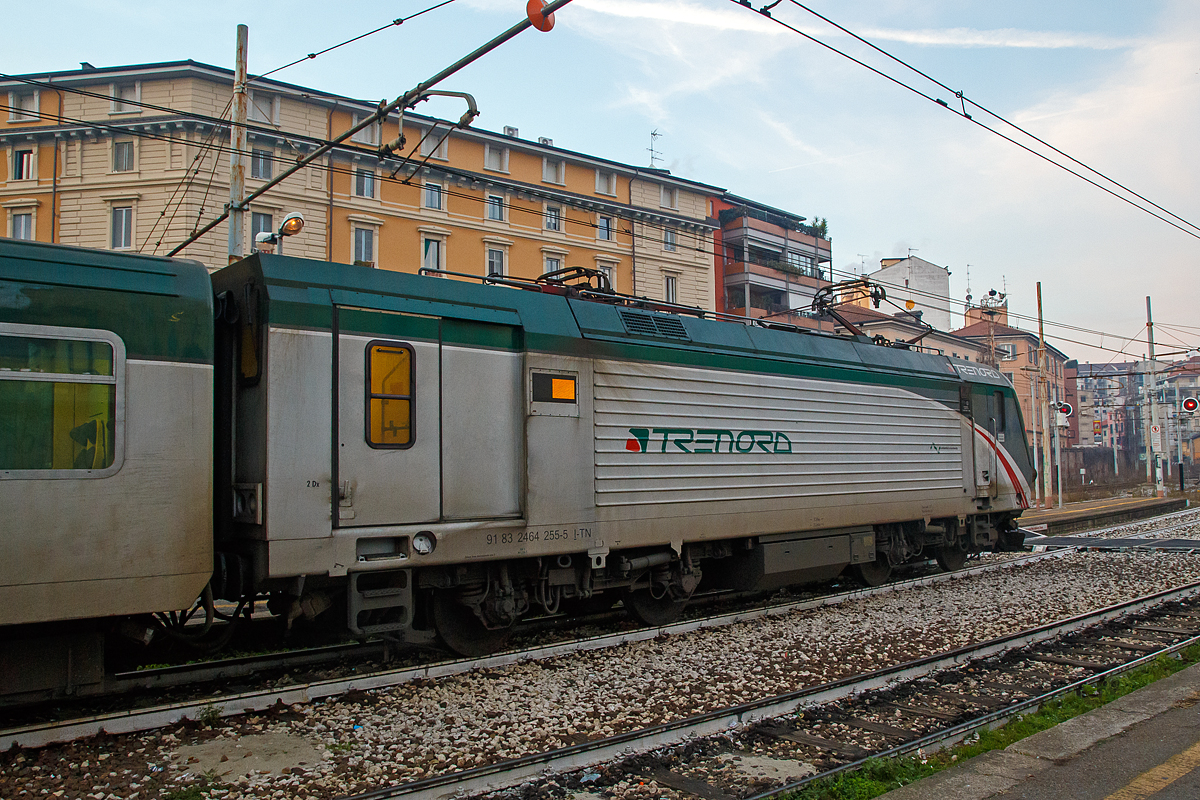 Die rechtsaubere Trenord E.464.255 (91 83 2464 255-5 I-TN), eine Bombardier TRAXX P160 DCP, am 29.12.2015  mit einem Nahverkehrszug im Bahnhof Milano Porta Genova (Stazione di Milano Porta Genova).

Die Lok wurde 2009 Bombardier im Werk Vado Ligure (I) unter der Fabriknummer 7829 gebaut.

Die Baureihe E.464 ist eine Elektrolokomotive, die ab 1999 von ADtranz (heute Bombardier) von der italienischen Staatsbahn Ferrovie dello Stato (Trenitalia), der Ferrovie Emilia Romagna (FER) sowie der Trasporto Ferroviario Toscano (TFT) beschafft wurde. Gefertigt werden die Lokomotiven im Bombardier-Werk in Vado Ligure unter der firmeninternen Bezeichnung TRAXX P160 DCP. Gebaut wurden bisher 728 Einheiten dieser Baureihe.

Da die Maschinen ausschließlich mit Wendezügen eingesetzt werden, verfügen sie auch nur über einen Führerstand. Am anderen Ende befindet sich ein Mehrzweck-/Gepäckabteil, ein Hilfsführerstand für Rangierfahrten sowie ein Wagenübergang mit Gummiwulst. In Italien werden die Maschinen als „locomotiva monocabina“ (Lokomotive mit nur einem Führerstand) bezeichnet. Die Baureihe E.464 verwendet Drehgestelle und Getriebe ähnlich denjenigen der DB Baureihe 101, der Antrieb erfolgt aber mit Doppelstern-Asynchron-Fahrmotoren.
Am Führerstandsende sind die Loks mit einer automatischen Scharfenbergkupplung ausgerüstet. Auf der zum Wagenzug hingewandten Seite sind herkömmliche Zug-/Stoßeinrichtungen mit Schraubenkupplung. 

TECHNISCHE DATEN:
Spurweite: 1.435 mm (Normalspur)
Achsfolge: Bo' Bo' 
Hersteller:  Bombardier (vorm. ADtranz)
Länge über Puffer: 15.930 mm
Dienstgewicht: 72 t
Dauerleistung: 3.000 kW (2.350 kW bei 1.500 V DC)
Anfahrzugkraft: 200 kN
Dauerzugkraft: 135 kN
Stromsystem: 3.000 V und 1.500 V DC (Gleichstrom)
Anzahl der Fahrmotoren: 4 
Getriebeübersetzung: 1 : 5,015
Höchstgeschwindigkeit: 160 km/h