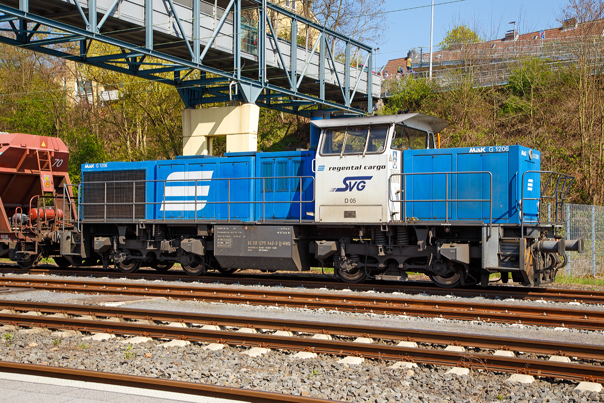 
Die Regental Cargo D5 bzw. 275 842-3 (92 80 1275 842-3 D-RBG), eine Vossloh MaK G 1206 vermietet an die SVG (Stauden Verkehrs Gesellschaft), abgestellt mit einem Weiacher Kieszug am 09.04.2017 beim Bahnhof Marburg an der Lahn.

Die MaK G 1206  wurde 2002 von Vossloh in Kiel unter der Fabriknummer 1001142, f�r die RBG - Regental Bahnbetriebs-GmbH (Viechtach) gebaut und bekam die Betreibernummer D 05.

Im Zuge der fortschreitenden Liberalisierung des Schienenverkehrs in Deutschland zeichnete sich Ende der 1990er Jahre ein zunehmender Bedarf an Streckentauglichen Diesellokomotiven. Bei zahlreichen Bahnen bestanden damals �berlegungen, Verkehrsleistungen �ber das eigene Netz hinaus auf Gleisen der DB AG eigenst�ndig zu erbringen, was in den folgenden Jahren auch vielf�ltig realisiert wurde.

Mit der G 1206 stand zwar im Prinzip schon eine f�r diese Eins�tze geeignete Maschine zur Verf�gung, jedoch gab es an der Maschine noch Verbesserungspotential, das nun genutzt wurde. Inzwischen standen in der ben�tigten Leistungsklasse neu entwickelten Motoren zur Verf�gung, die mit 12 statt 16 Zylindern auskommen. Statt des in den Lokomotiven f�r die Dortmunder Eisenbahn verwendeten neuen MTU-Motors entschied man sich f�r die kommende Serienproduktion aber f�r einen technisch �hnlichen Motor von Caterpillar, den 3512B. Im Zuge der Anpassung der Lok an diesen Motor erhielt sie geringf�gig breitere Motor- und h�here Getriebehauben, wodurch sich diese Loks schon �u�erlich von ihren Vorg�ngern unterscheiden.

Ebenfalls �berarbeitet wurde das Fahrwerk. Hier kamen weiterentwickelte Drehgestelle mit Lenkerf�hrung f�r eine H�chstgeschwindigkeit von 100 km/h zum Einsatz. Die Rads�tze werden bei diesen Drehgestellen nicht mehr von einer Gleitplattenf�hrung sondern von verschlei�freien Lenkern gef�hrt. Damit konnte nicht nur das Laufverhalten verbessert und damit die H�chstgeschwindigkeit gesteigert, sondern auch die F�hrung von Drehgestell und Radsatz weitgehend verschlei�frei ausgef�hrt werden. F�r den Antrieb wurden nicht mehr die Radsatzgetriebe aus eigener Fertigung verwendet, sondern welche von ZF mit einer f�r die H�chstgeschwindigkeit besser geeigneten �bersetzung.

Technische Daten:
Spurweite: 1.435 mm
Achsfolge : B´B´
L�nge �ber Puffer: 14.700 mm
Drehzapfenabstand: 7.200 mm
Drehgestellachsabstand: 2.400 mm
gr��te Breite: 3.080 mm
H�he �ber Schienenoberkante: 4.220 mm
Raddurchmesser neu: 1.000 mm
kleinster befahrbarer Gleisbogen: 60 m
Dienstgewicht: 88t
Kraftstoffvorrat: 3.150 l
 Motor: Caterpillar 12 Zylinder 4-Takt Dieselmotor mit Abgasturbolader und Ladeluftk�hlung vom Typ 3512B DI TA
Motorleistung: 1.500 kW bei1.800 U/min
Str�mungsgetriebe: Voith L5r4zU2
H�chstgeschwindigkeit 100 km/h
max. Schleppgeschwindigkeit : 80 km/h
kleinste Dauerfahrgeschwindigkeit: 10 km/h