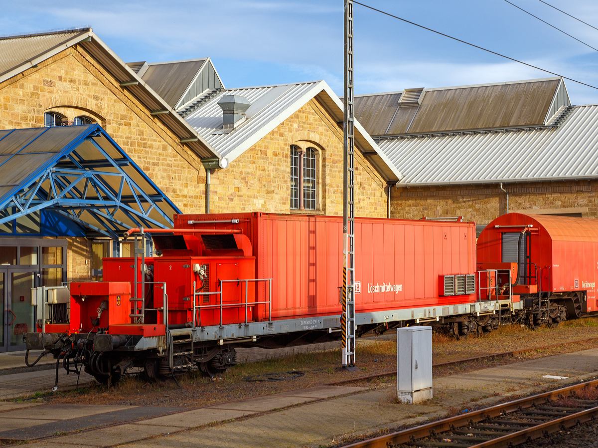 Die Rettungszüge (früher Tunnelrettungszug) bestehen neben den zwei Loks der Baureihe 714 (modifizierte V 100 bzw. Baureihe 212) aus jeweils zwei Transportwagen 380, einem Gerätewagen 381, einem Sanitätswagen 382 (beim Fuldaer Zug aus zwei Sanitätswagen) und einem Löschmittelwagen 383. 

Hier der Löschmittelwagen 80 80 978 0 036-7 DB Rtz- Lösch 383 vom Rettungszug Fulda am 05.10.2015 in Fulda. 

Die Löschmittelwagen entstanden durch Umbau vorhandener Wagen der Bauart Rs 684. Der Umbau erfolgte durch die Fa. Talbot. Die Wagen führen einen Vorrat von 20 Kubikmeter Wasser und 2 Kubikmeter Schaummittel mit. Eine leistungsfähige Pumpe vervollständigt den Wagen. Der Löschmittelwagen stellt für den gesamten Zug die Löschmittelversogung sicher. Vom ihm aus geht zu allen anderen Wagen eine Löschwasserversorgung. Somit kann von jedem Wagen aus ein Löschangriff aufgebaut werden.
Zudem gehöhren zur Ausstattung:
- 100 Krankentragen
- 2 Gleisloren
- Saugschläuche
- Feuerlöscher
- Material zur Wasserentnahme (Standrohr, Tauchpumpe) 
    
Technische Daten: 
Spurweite: 1.435 mm
Anzahl der Achsen: 4 (in zwei Drehgestellen)
Länge über Puffer: 20.980 mm
Drehzapfenabstand: 14.860 mm
Achsstand im Drehgestell: 1.800 mm
Dienstgewicht: 57.157 kg
Bremse: KE-GP-A (max. 58 t)
Zulässige Höchstgeschwindigkeit: 100 km/h

Quellen:
http://www.bahndienstwagen-online.de
sowie Eigene Beobachtungen und Recherchen
