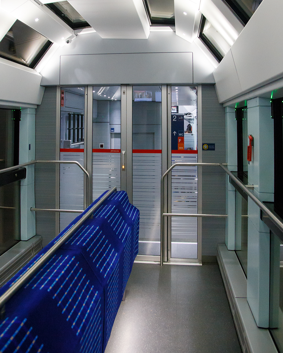 Die Rh�tischen Bahn (RhB) hat auch an uns Fotografen gedacht, denn die RhB Alvra-Gliederz�ge haben ein Fotoabteil mit 6 Senkfenstern.
Innenraum im Fotoabteil des Endgliedwagens Bi 57603 des RhB-Albula-Gliederzug ABi 5703 am 01.11.2019. 
