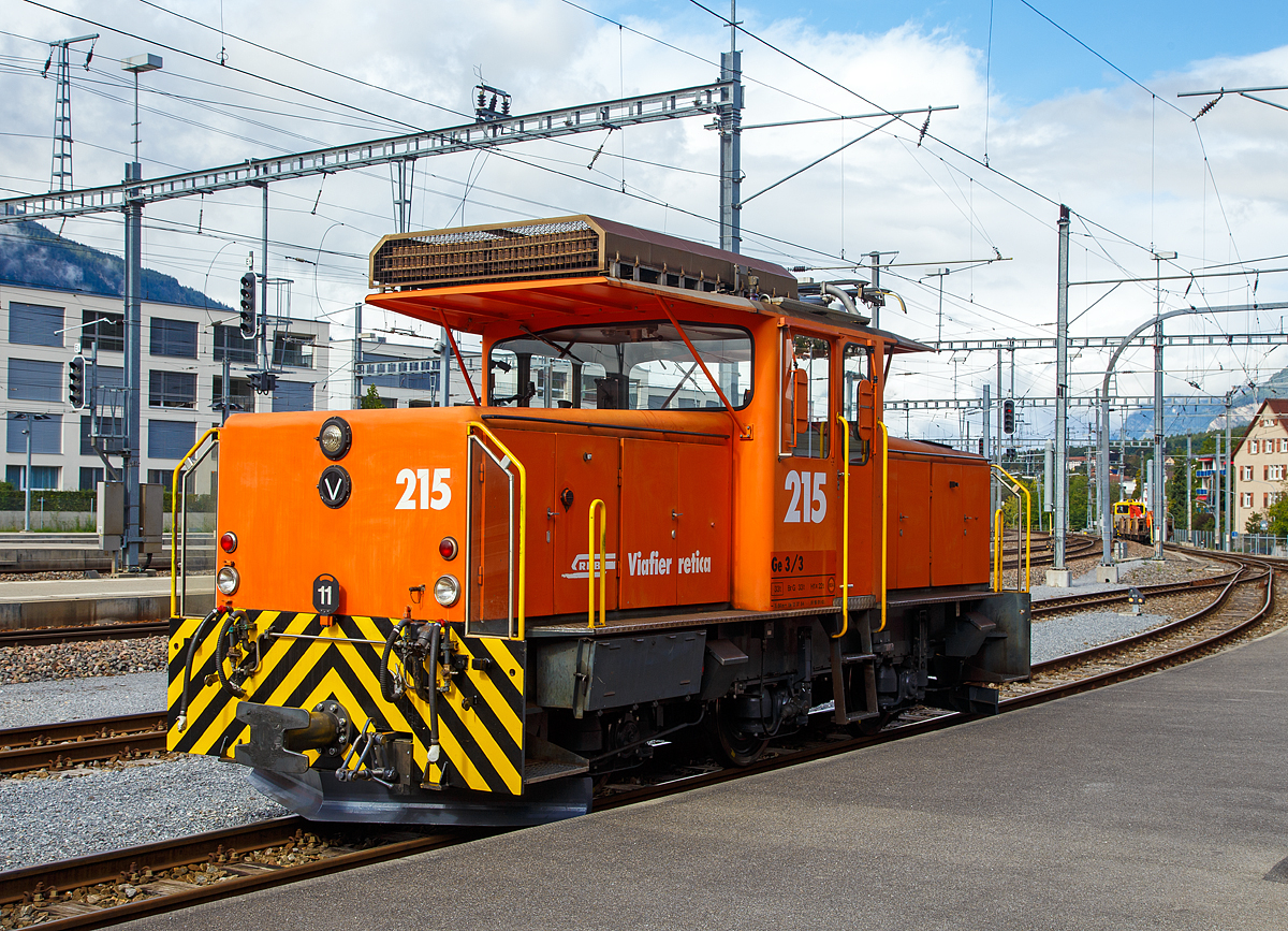 
Die RhB Ge 3/3 - 215 abgestellt am 12.09.2017  im Bahnhof Chur.

Die Ge 3/3 ist eine dreiachsige elektrische Rangierlokomotive der Rhätischen Bahn (RhB). Bei der RhB zeigte sich Anfang der 1980er Jahre ein Engpass an Rangierlokomotiven, da die umgebauten und knapp 70-jährigen Ge 2/4 bedingt durch ihr Alter immer störanfälliger wurden. Ebenfalls reichte ihre Leistung nicht mehr aus, um wirtschaftlich arbeiten zu können. Die RhB entschied sich daher, gleichzeitig mit der Bestellung der zweiten Serie der Ge 4/4 II zwei moderne und leistungsfähige Rangierlokomotiven anzuschaffen. 

Da man bei der ersten Serie der Ge 4/4 II gute Erfahrungen gemacht hatte, entschied man sich, die beiden Rangierlokomotiven ebenfalls in Thyristortechnik zu bauen. Die Thyristoren bilden zusammen mit Dioden einen stufenlos steuerbaren Gleichrichter, welcher den Gleichstrom-Reihenschlussmotor mit welligem Gleichstrom versorgt.

Der mechanische Teil wurde von Robert Aebi (RACO) gebaut. Der elektrische Teil stammt gleich wie bei der Ge 4/4 II von BBC. Einige Komponenten der Fahrzeuge – beispielsweise Fahrmotor, Kompressor und Vakuumpumpe – stimmen mit den entsprechenden Bauteilen der zweiten Serie Ge 4/4 II überein. Die beiden Maschinen mit den Betriebsnummern 214 und 215 wurden 1984 in Betrieb genommen.

TECHNISCHE DATEN:
Hersteller:  RACO/ BBC
Spurweite:  1.000 mm
Achsformel: C
Länge über Puffer: 8.640 mm
Breite: 2.700 mm
Dienstgewicht: 33 t
Höchstgeschwindigkeit:  40 km/h (65 km/h Schleppfahrt)
Stundenleistung:  425 kW
Anfahrzugkraft:  102 kN
Stundenzugkraft:  60 kN bei 27 km/h
Treibraddurchmesser:  920 mm
Motorbauart:  Reihenschlussmaschine
Stromsystem: 11 kV 16,7 Hz
