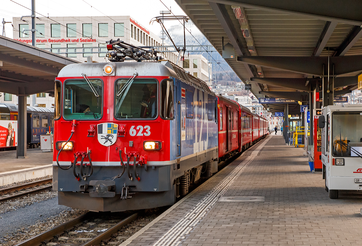 
Die RhB Ge 4/4 II – 623 „Bonaduz“ (seit 2013 mit Werbung 125 Jahre RhB) mit einem RE via Reichenau-Tamins und Ilanz nach Disentis/Mustér, am 18.02.2017 im Bahnhof Chur.

Als Ersatz für die altersschwachen elektrischen Lokomotiven der Serien Ge 2/4, Ge 4/6 und Ge 6/6 I bestellte die RhB 1970 zehn vierachsige Hochleistungs-Thyristorlokomotiven mit Phasenanschnittsteuerung, welche die Fahrmotoren mit welligem Gleichstrom. Die damalige Technik ließ noch keine Rekuperationsbremsung zu, weshalb die Fahrzeuge mit einer Widerstandsbremse ausgerüstet sind.

Alle zehn Lokomotiven mit der Bezeichnung Ge 4/4 II 611 - 620 wurden bereits 1973 in Betrieb genommen und bewährten sich von Anfang an ausgezeichnet auf dem Netz der RhB. Besondere Merkmale dieser Lokomotiven, deren äußere Erscheinung den normalspurigen Lokomotiven des Typs Re 4/4 II der SBB ähnelt, sind tief liegende Zugstangen und eine Seilzugeinrichtung zur Kompensation der Drehgestellentlastung. Zusammen mit einer ausgeklügelten Ansteuerung der Wellenstrom-Traktionsmotoren wird so eine optimale Adhäsionsausnutzung erreicht. Auf Basis dieser Lokomotiven wurden spezielle Tunnellokomotiven für die Furka-Oberalpbahn (FO) entwickelt und 1980 ausgeliefert. Diese als FO Ge 4/4 III bezeichnete  low-cost  Version der RhB Ge 4/4 II wird für die Beförderung von Autozügen durch den Furka-Basistunnel eingesetzt.
Aufgrund des stark angewachsenen Verkehrsaufkommens beschaffte die RhB 1982 13 weitgehend baugleiche Lokomotiven des Typs Ge 4/4 II. Mit Beginn der Auslieferung der zweiten Serie Ge 4/4 II 621 - 633 in den Jahren 1984 / 85 verdrängte die noch heute aktuelle rote Farbgebung das damals gebräuchliche grüne Farbkleid der Lokomotiven. Zeitgleich mit der Inbetriebnahme dieser Lokomotiven verschwanden zahlreiche historische Fahrzeuge vom Netz der RhB.
Heute werden die Lokomotiven des Typs Ge 4/4 II auch zur Zugförderung auf der Arosa-Linie eingesetzt.
In den letzten Jahren begann die RhB mit einem Austausch der runden Scheinwerfer durch eine rechteckige Variante, die den Lokomotiven ein zeitgemässes Aussehen verleihen.

Technische Daten  der Ge 4/4 II:
Betriebsnummern: 611 - 633
Hersteller der Kasten und Drehgestelle: SLM
Hersteller der Elektrik:  BBC
Inbetriebsetzung: 1973 / 1984-85
Spurweite: 1.000 mm
Achsanordnung: Bo'Bo'
Anzahl Fahrzeuge: 23
Höchstgeschwindigkeit: 90 km/h
Länge über Puffer: 12.960 mm
Breite: 2.650 mm
Achsabstand im Drehgestell: 2.300 mm
Triebraddurchmesser (neu): 1.070 mm
Dienstgewicht: 50,0 t
Anhängelast auf 35‰: 245 t
Anhängelast auf 45‰: 185 t
Anhängelast bei Doppeltraktion: maximal 400 t
Fahrleitungsspannung: 11 kV 16,7 Hz (AC)
Anzahl Fahrmotoren: 4 Stück vom Typ 6 FHO 4338
Max. Leistung am Rad: 1.650 kW
Max. Zugkraft am Rad: 179 kN
Dauerzugkraft am Rad: 117 kN
Getriebeübersetzung: 1 : 5,118
