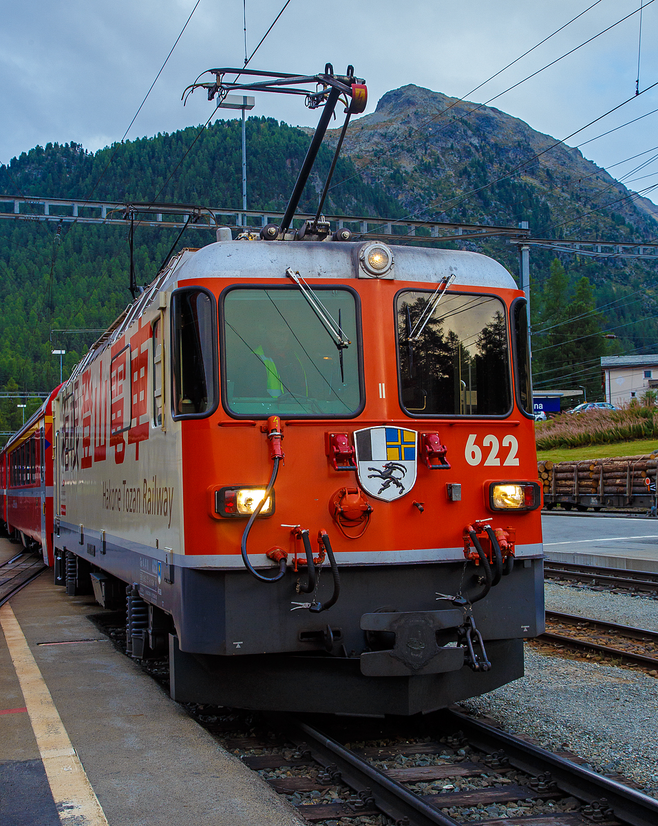 Die RhB Ge 4/4 II – 622 „Arosa“ steht am 12.09.2017, nun mit dem Regionalzug nach Scuol-Tarasp, im Bahnhof Pontresina zur Abfahrt bereit. 

Die Lok trägt Werbung für die Hakone Tozan Railway (Hakone Tozan Tetsudō, jap. 箱根登山鉄道). Die japanische Bahngesellschaft wurde im Jahr 1928, mit Sitz in Odawara gegründet und betreibt eine Bergbahn und eine Standseilbahn im Westen der Präfektur Kanagawa.
