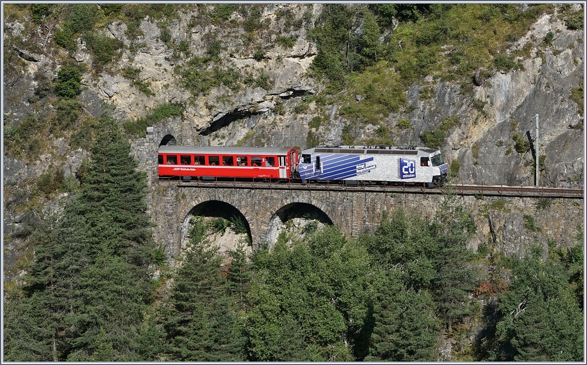 Die RhB Ge 4/4 III  20 Minuten  mit einem Schnellzug von Chur nach St.Moritz kurz vor Filisur zwischen dem Schmittertobel- und dem Landwasserviadukt.
12. Sept. 2016