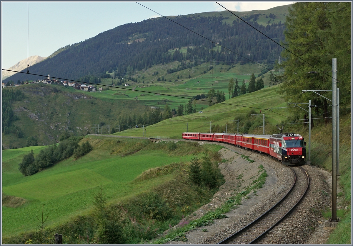 Die RhB Ge 4/4 III 646  BÜGA  ist mit einem Albula Schnellzug von St Moritz nach Chur auf der mittleren Stufe oberhalb von Bergün unterwegs.
