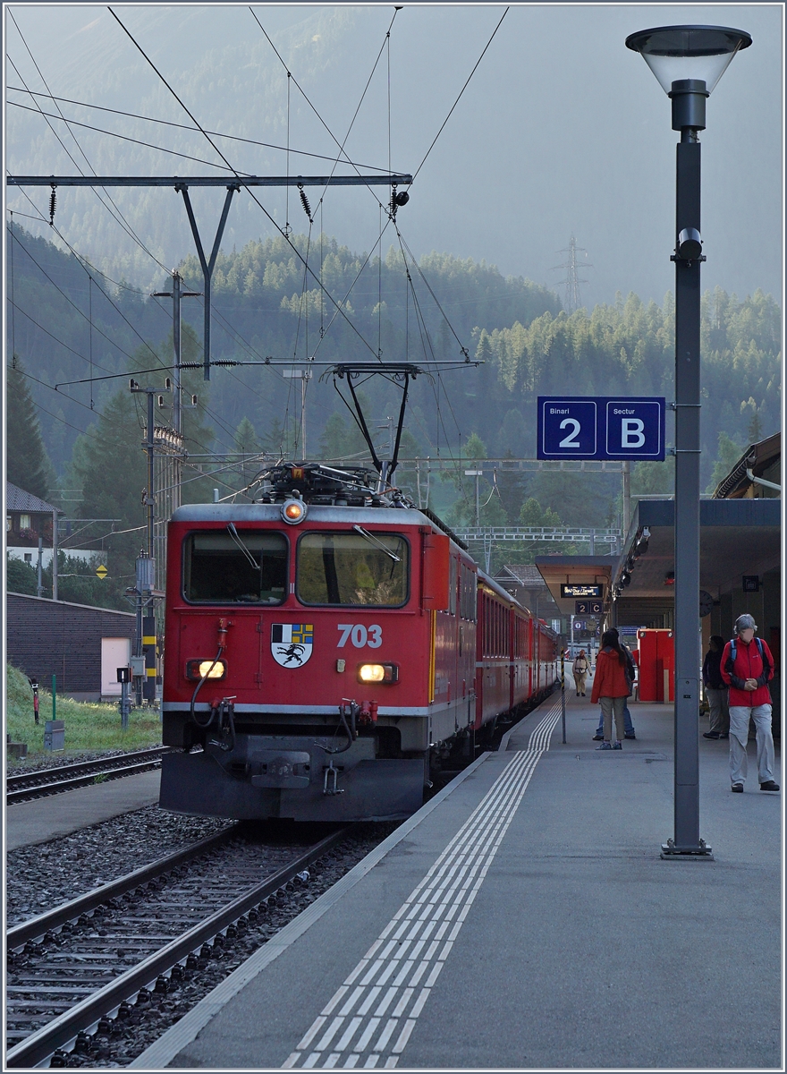 Die RhB Ge 6/6 II 703 erreicht mit ihrem Albula-Schnellzug nach Chur den Bahnhof Bergün / Bravuogn.
12. Sept. 2016
