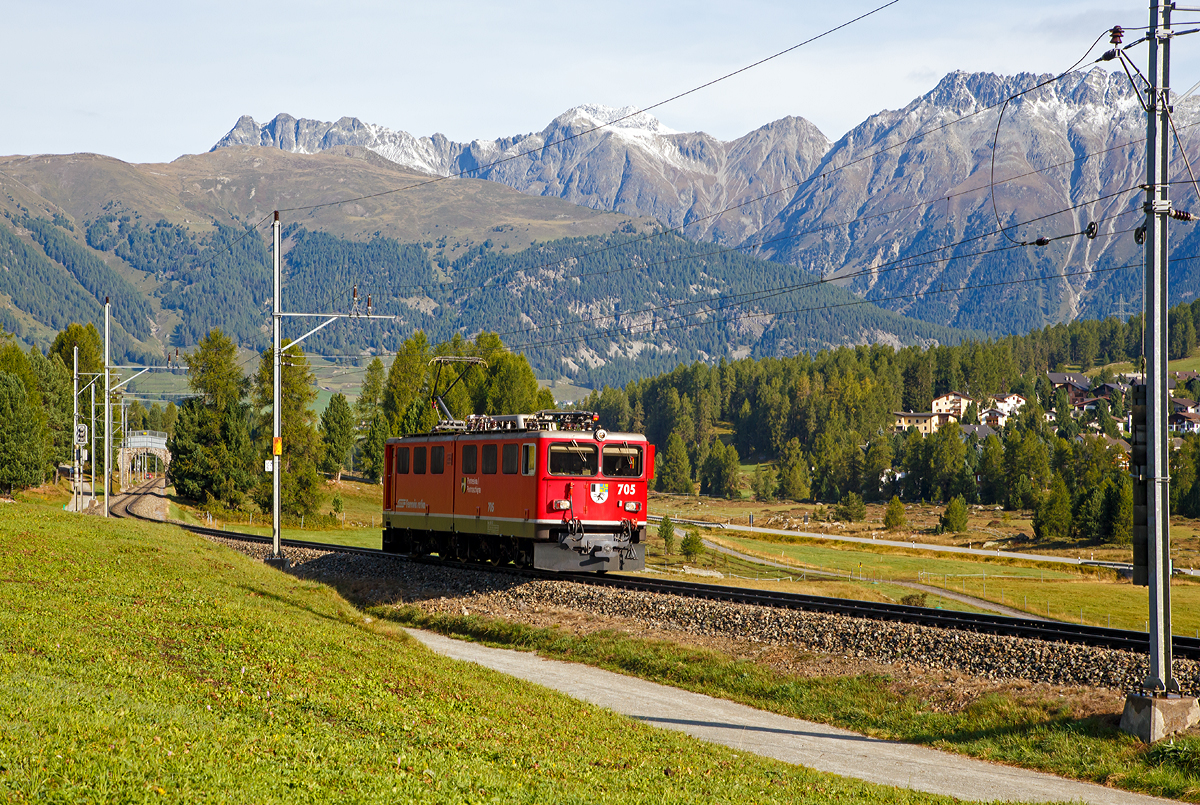 Die RhB Ge 6/6 II 705 „Pontresina/Puntraschigna“ kommt am 13.09.2017 aus Samedan in Pontresina an, um im Bahnhof einen G�terzug zu �bernehmen.