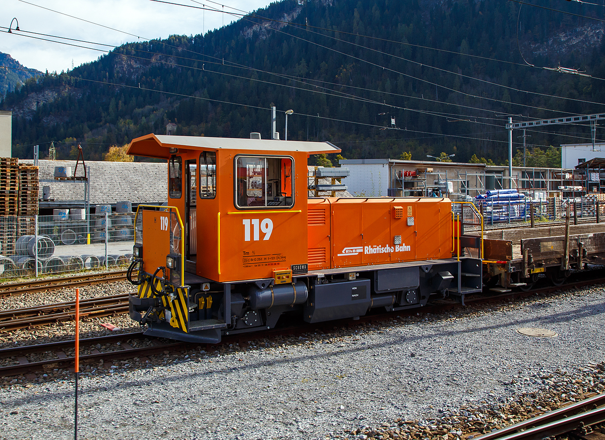 Die RhB Tm 2/2 119 (eine Schöma CFL 250 DA) steht am 01.11.2019 im Bahnhof Thusis (aufgenommen aus einem Zug heraus).

Die Lok wurde 2004 von Schöma (Christoph Schöttler Maschinenfabrik GmbH) in Diepholz unter der Fabriknummer 5997 gebaut und an die RhB geliefert.

Als Tm 2/2 werden Verbrennungsmotor betriebene Traktoren (Kleinlokomotiven) bezeichnet, die Achsverhältnis 2/2 haben. Im Jahr 2001 /2002 beschaffte die RhB bei Schöma die Traktoren (Dieselloks) Tm 2/2 111 bis 114. Hierbei handelt es sich um einen Nachbau der Serie Tmf 2/2 85-90, wobei man allerdings auf die (nur selten verwendete) Funkfernsteuerung verzichtete. Diese Traktoren besorgen den Rangierdienst auf größeren Stationen. In den Jahren 2004 bis 2006 kamen weitere sechs Traktoren Tm 2/2 115–120 dazu.

TECHNISCHE DATEN (2. Serie):
Hersteller: Schöma (Christoph Schöttler Maschinenfabrik GmbH)
Baujahre: 2006 (2. Serie)
Gebaute Stückzahl: 6
Spurweite: 1.000 mm
Achsfolge: B
Länge über Puffer: 7.800 mm 
Breite: 2.700 mm
Treibraddurchmesser: 750 mm
Leergewicht: 25 t
Höchstgeschwindigkeit: 60 km/h (60 km/h Schleppfahrt)
Motorbauart: 6-Zylinder-Dieselmotor, Typ Cummins KT-1150-L
Motorleistung:  336 kW 
Anfahrzugkraft: 78 kN 
Stundenzugkraft: 30 kN bei 25 km/h
Leistungsübertragung: hydraulisch
