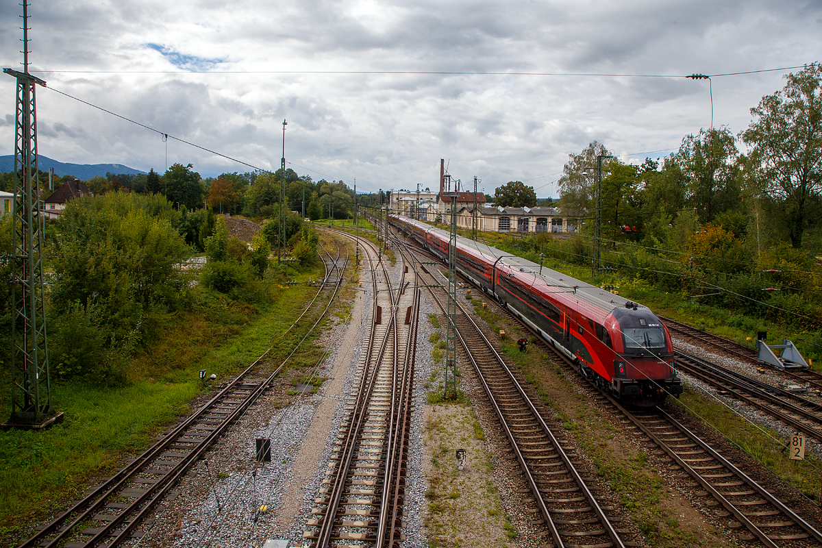Die RJ Taurus II �BB 1116 247 (A-�BB 91 81 1116 247-8) rauscht am 11.09.2022, mit einem �BB railjet, durch Freilassing in Richtung M�nchen. Er bef�hrt die Bahnstrecke Rosenheim–Salzburg (KBS 951), nach links zeigt hier die Bahnstrecke Freilassing–Bad Reichenhall (KBS 954) ab.

Hinten das ehemaligen Bahnbetriebswerks, vorne der  Rechteckschuppen und dahinter die die heutige „Lokwelt Freilassing“.