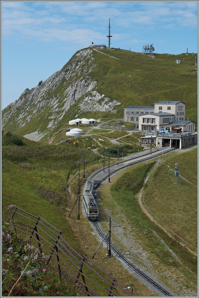 Die Rochers de Naye Gipfelstation mit einem Beh 4/8. 
4. Sept. 2014
