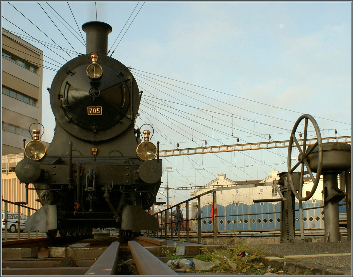 Die SBB A 3/5 705 auf der Drehscheibe in Lausanne.
(Variante 1)
16. Nov. 2008