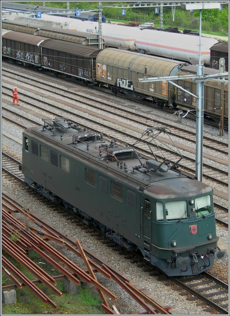 Die SBB Ae 6/6 11473 im Rangierbahnhof Lausanne Triage. 
27. April 2006