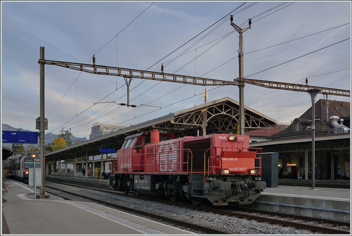 Die SBB Am 843 002 (92 85 8 843 002-7 CH-SBBI) wartet im sanften Herbst-Abendlicht auf einen neuen Einsatz.

18. Okt. 2021  