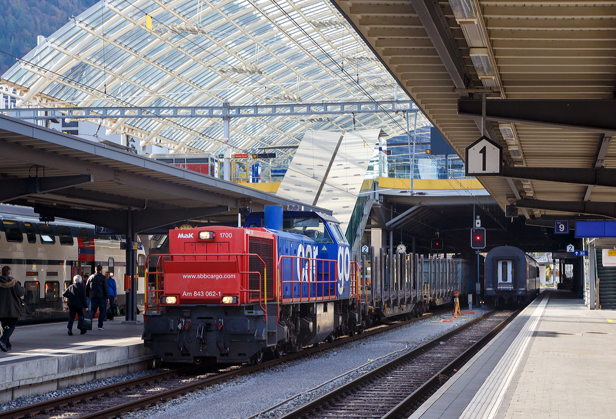 
Die SBB Cargo Am 843 062-1 eine MaK 1700 BB fährt am 01.11.2019 mit einem Güterzug durch den Bahnhof Chur Richtung Landquart.