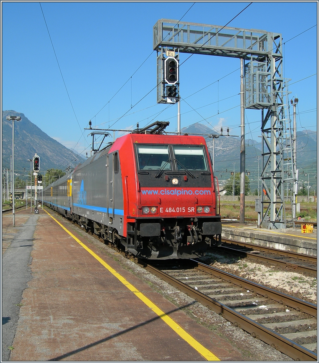 Die von SBB Cargo an  Cisalpino SA  vermietete SBB Re 484 015 erreicht mit einem CIS EC nach Milano den Bahnhof von Domodossola. 

10. Sept. 2007
