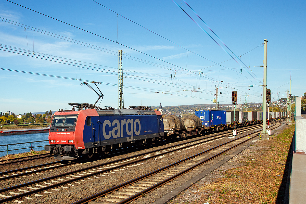 
Die SBB Cargo Re 482 014-8 (91 85 4482 014-8 CH-SBBC) f�hrt am 13.10.2018 mit einem Containerzug durch Koblenz-Ehrenbreitstein in Richtung S�den. 

Die Bombardier TRAXX F140 AC1 wurde 2002 von Bombardier in Kassel unter der Fabriknummer 33539 gebaut, sie hat die Zulassung und Ausr�stung f�r die Schweiz und Deutschland. 