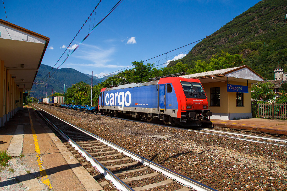 
Die SBB Cargo Re 484 009 (91 85 4 484 009-6 CH-SBBC) fährt am 03.08.2019 mit einem KLV-Zug durch den Bahnhof Vogogna (Stazione Ferroviaria di Vogogna Ossola) in Richtung Arona.

Die TRAXX F140 MS2 wurde 2004 von Bombardier in Kassel unter der Fabriknummer 34006 gebaut. Sie hat die Zulassung und Zugsicherung für die Schweiz und Italien.
