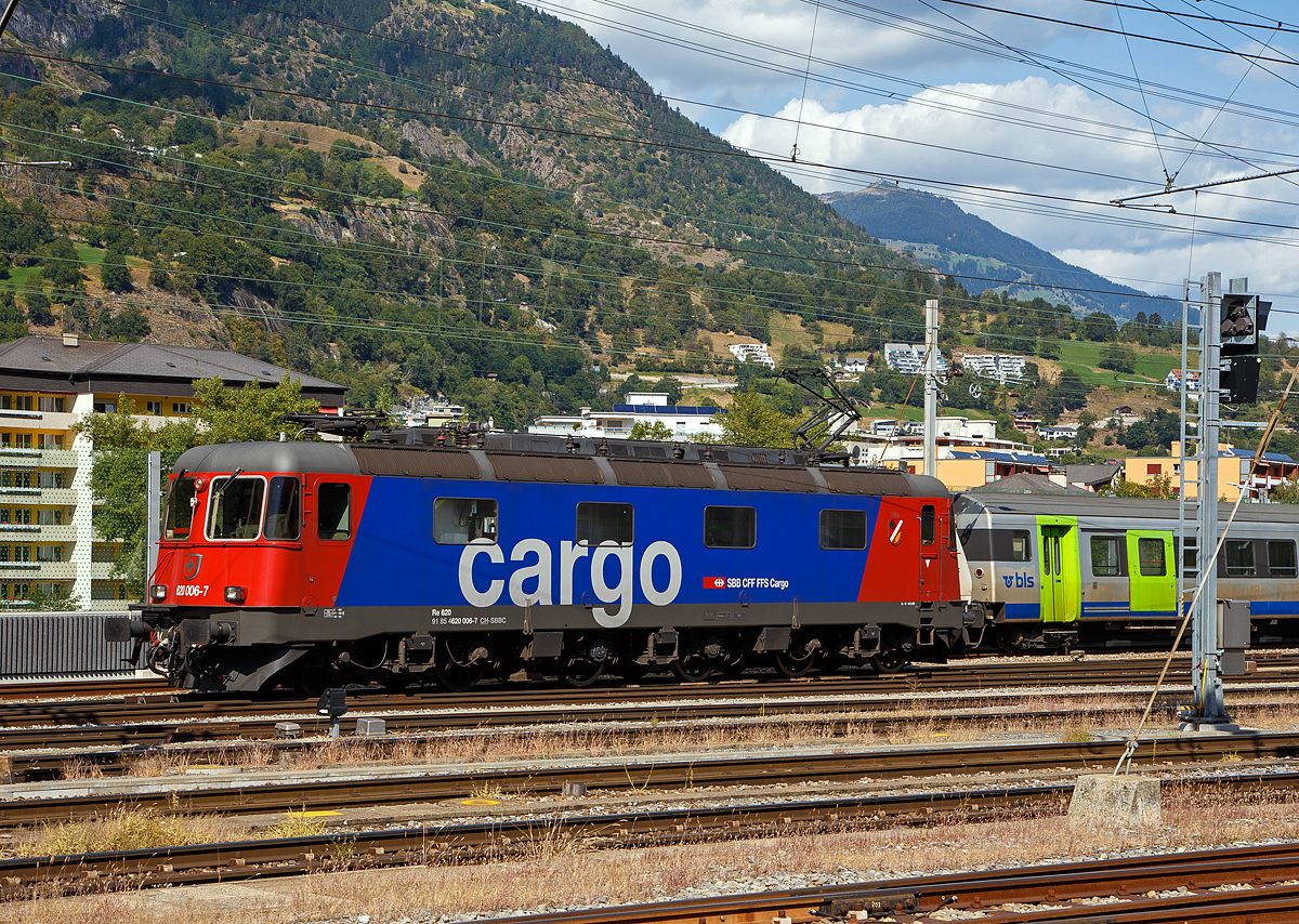 Die SBB Cargo Re 620 006-7 „Lavaux“ (91 85 4620 006-7 CH-SBBC), ex Re 6/6 – 11606, fährt am 07.09.2021 durch Brig. Die Lok ist gegenwärtig im neusten Refit 3. 