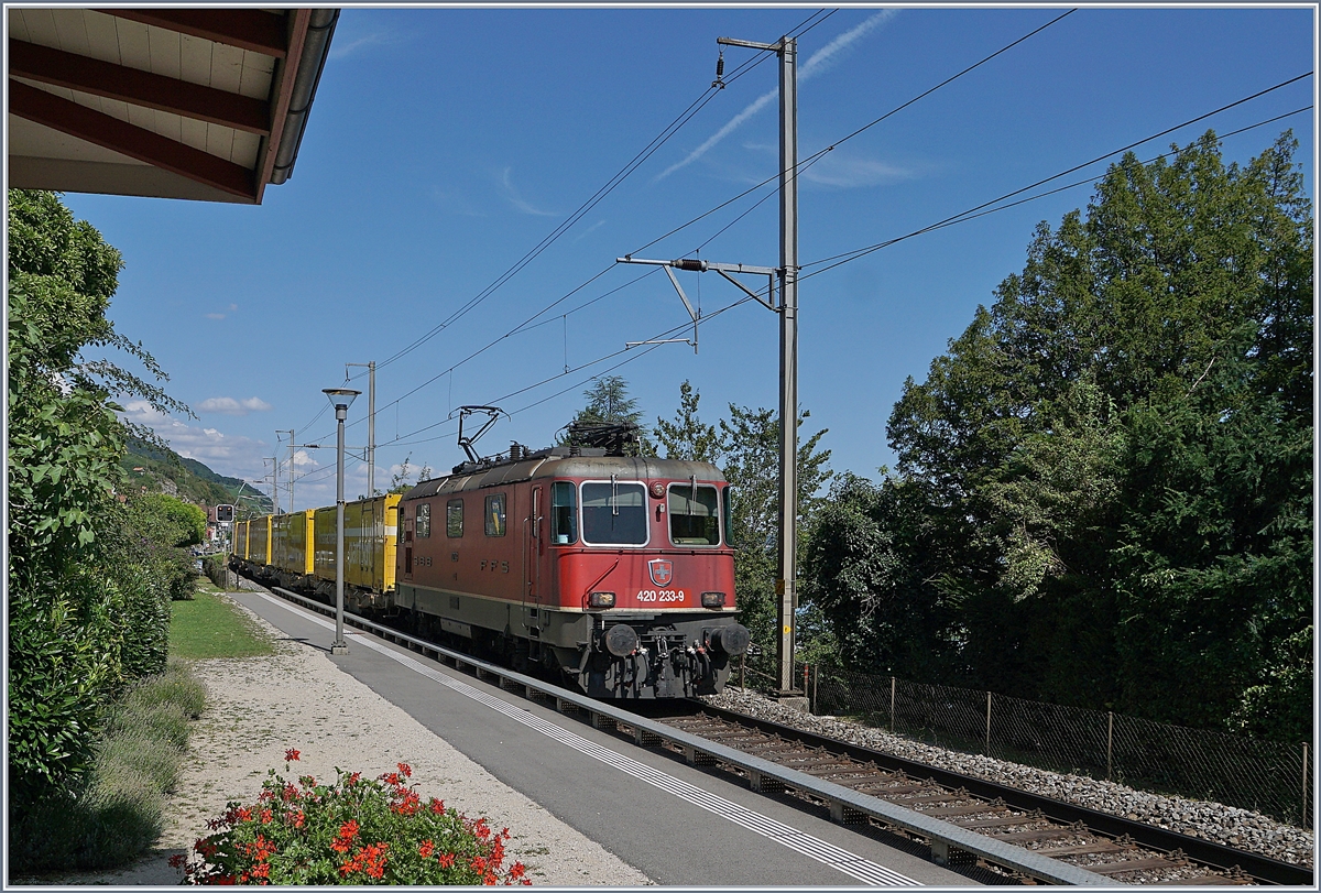 Die SBB Re 420 233-9 fährt mit einem Postwagenzug durch den  Bahnhof  von Ligerz in Richtung Westen. Der einspurige Streckenabschnitt Twann - Ligerz soll in den nächsten Jahren eine Tunnellösung weichen wobei dann Ligerz den Bahnanschluss verlieren wird. 
14. August 2019