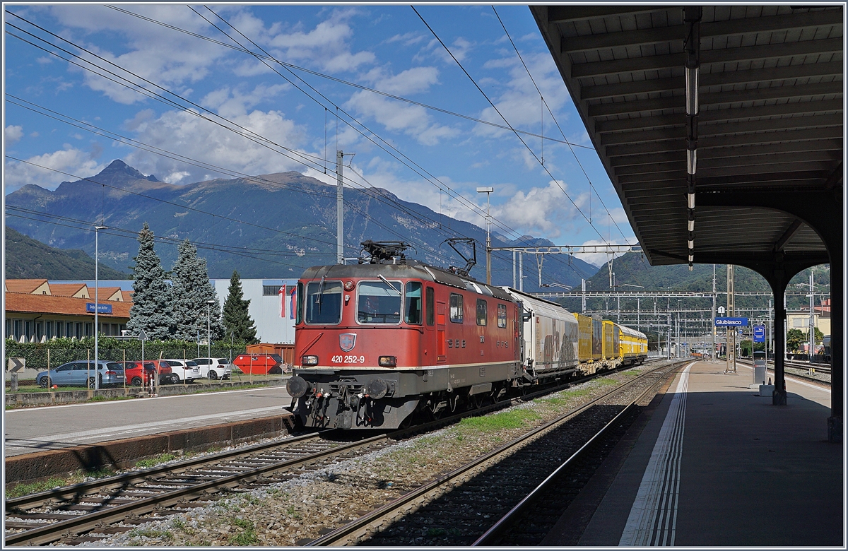 Die SBB Re 420 252-9 ist mit einem Postzug in Giubiasco eingetroffen und wird wohl nach einer �berholung durch einen TILO nach Cadenazzo weiterfahren. 

25. Sept. 2019