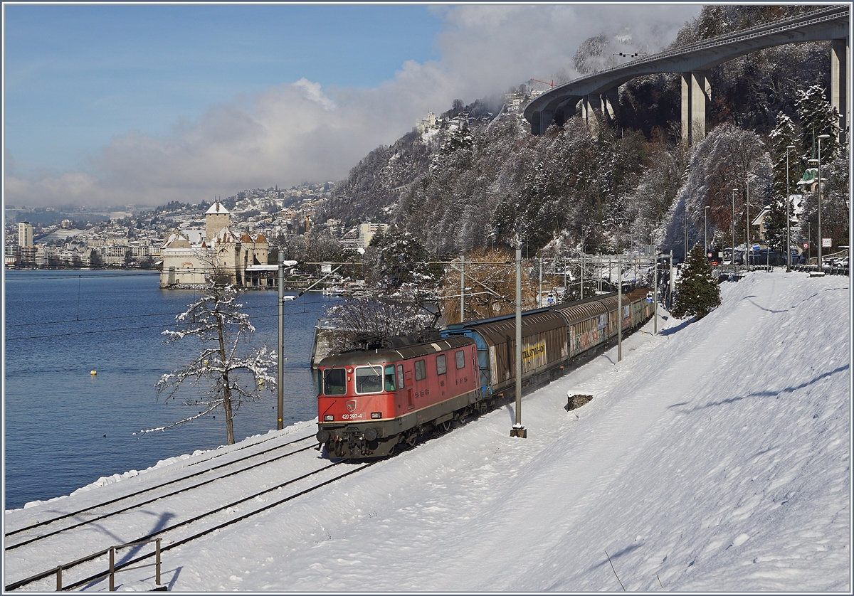 Die SBB Re 420 297-4 mit einem Güterzug beim Château de Chillon.
 
29. Jan. 2019