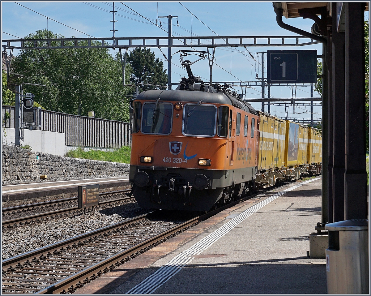 Die SBB Re 420 320-4 im Interregio-Cargo Anstrich in Auvernier. 
16. Mai 2017
