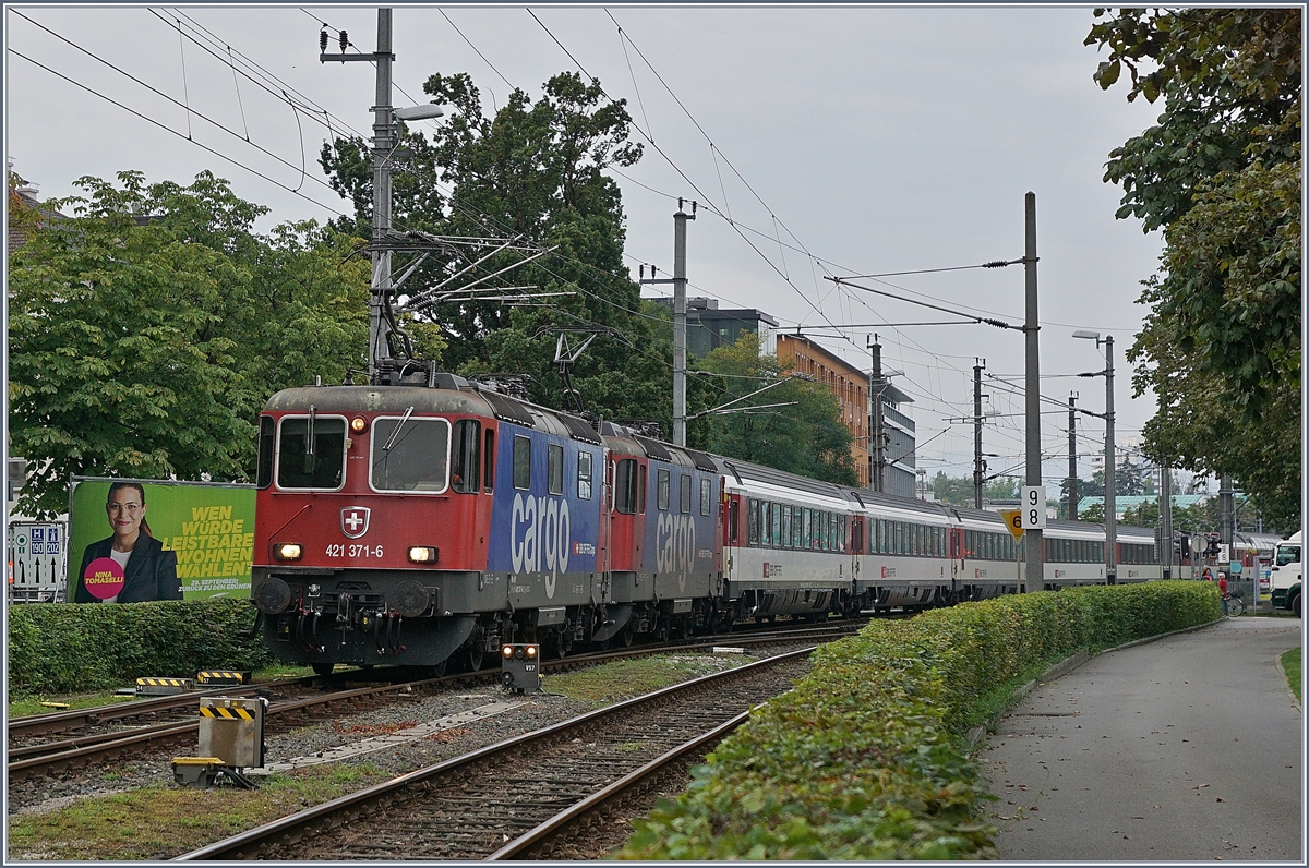 Die SBB Re 421 371-6 und eine weitere mit ihrem EC von Zürich nach München beim Verlasen des Bahnhofs von in Bregenz.

17. Sept. 2019
