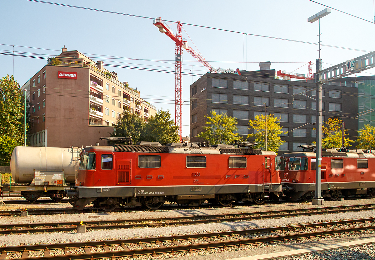 
Die SBB Re 430 353-3 (91 85 4430 353-3 CH-SBBC), ex Re 4/4 III - 11353, abgestellt beim Bahnhof Luzern an 25.09.2016, aufgenommen aus dem Zug heraus.

Die SBB Re 4/4 III (Re 430 als private auch Re 436) ist eine vierachsige, viermotorige Lokomotive auf zwei Drehgestellen, sie sind bis auf das Getriebe identisch mit der Universallokomotive Re 4/4 II (Re 420), haben jedoch auf Grund der anderen mechanischen Übersetzung die verlangte Zugkraftspitze für die Rampenstrecken am Gotthard (und Lötschberg) im verlangten Geschwindigkeitsbereich von 80 km/h. Sie haben aber deshalb auch eine geringere Höchstgeschwindigkeit von 125 km/h und wurden speziell für den Gotthardverkehr im Personen- wie auch im Güterverkehr eingesetzt. Seit der Zuteilung zur Flotte von SBB Cargo sind sie vermehrt auch im Flachland in Güterverkehr eingesetzt.

Die Radsätze sind über Schraubenfedern am Drehgestellrahmen abgestützt. Das Drehgestell ist sekundär mit Schraubenfedern (ursprünglich Gummifedern) tief angehängt am Lokomotivkasten abgestützt.
Die Zugkraftübertragung erfolgt über Tiefzugstangen von den Drehgestellen an den Lokomotivkasten.

Um einen besseren Kurveneinlauf des nachlaufenden Drehgestells zu ermöglichen, wurde zwischen den zwei Drehgestellen eine elastische Querkupplung eingebaut.

Technische Daten:
Spurweite:  1.435 mm (Normalspur)
Achsfolge:  Bo'Bo'
Gebaute Stückzahl:  21
Hersteller: SLM / BBC / MFO / SAAS 
Dienstgewicht: 80 t
Länge über Puffer: 15.410 mm
Drehzapfenabstand:  7.900 mm
Achsabstand im Drehgestell: 2.800 mm
Treibraddurchmesser: 	1.235 mm
Breite:  2.970 mm
Höhe:  4.415 mm
Leistung: 4.700 kW (6.320 PS)
Stundenzugkraft: 197 kN
Anfahrzugkraft: 280 kN
Höchstgeschwindigkeit: 125 km/h
Getriebeübersetzung:  28:87
Bergleistung : 580-Tonnen-Zug auf 26 ‰ Steigung bei 80 km/h
Stromsystem:  15 kV, 16,7 Hz AC
