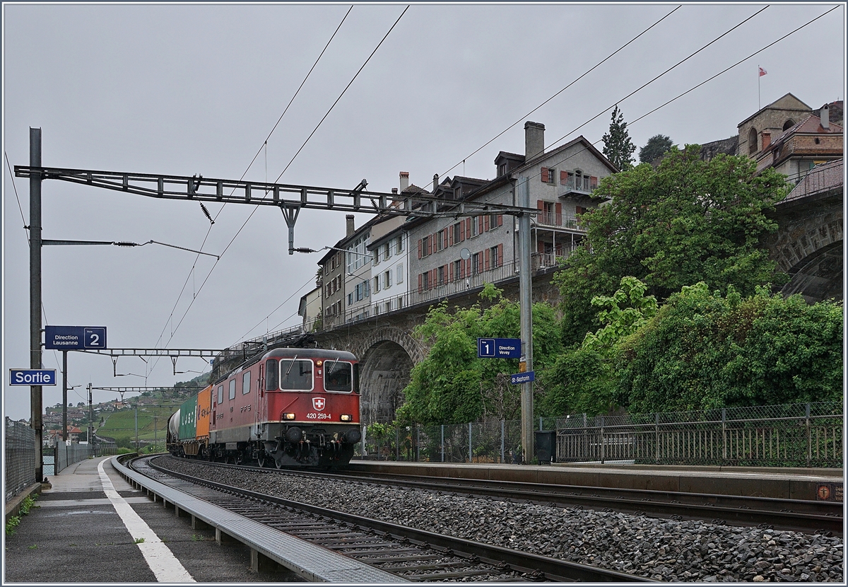 Die SBB RE 4/4 420 259-4 mit einem Güterzug auf der Fahrt in Richtung Wallis bei der Durchfahrt in St-Saphorin.

11. Mai 2020