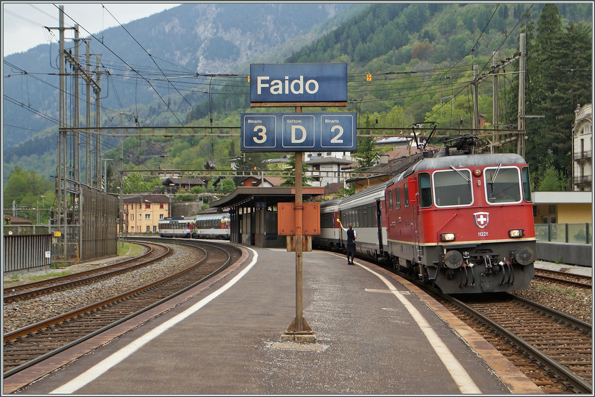Die SBB Re 4/4 II 11228 mit dem IR 2169 von Bsle nach Locarno. 
6. Mai 2014