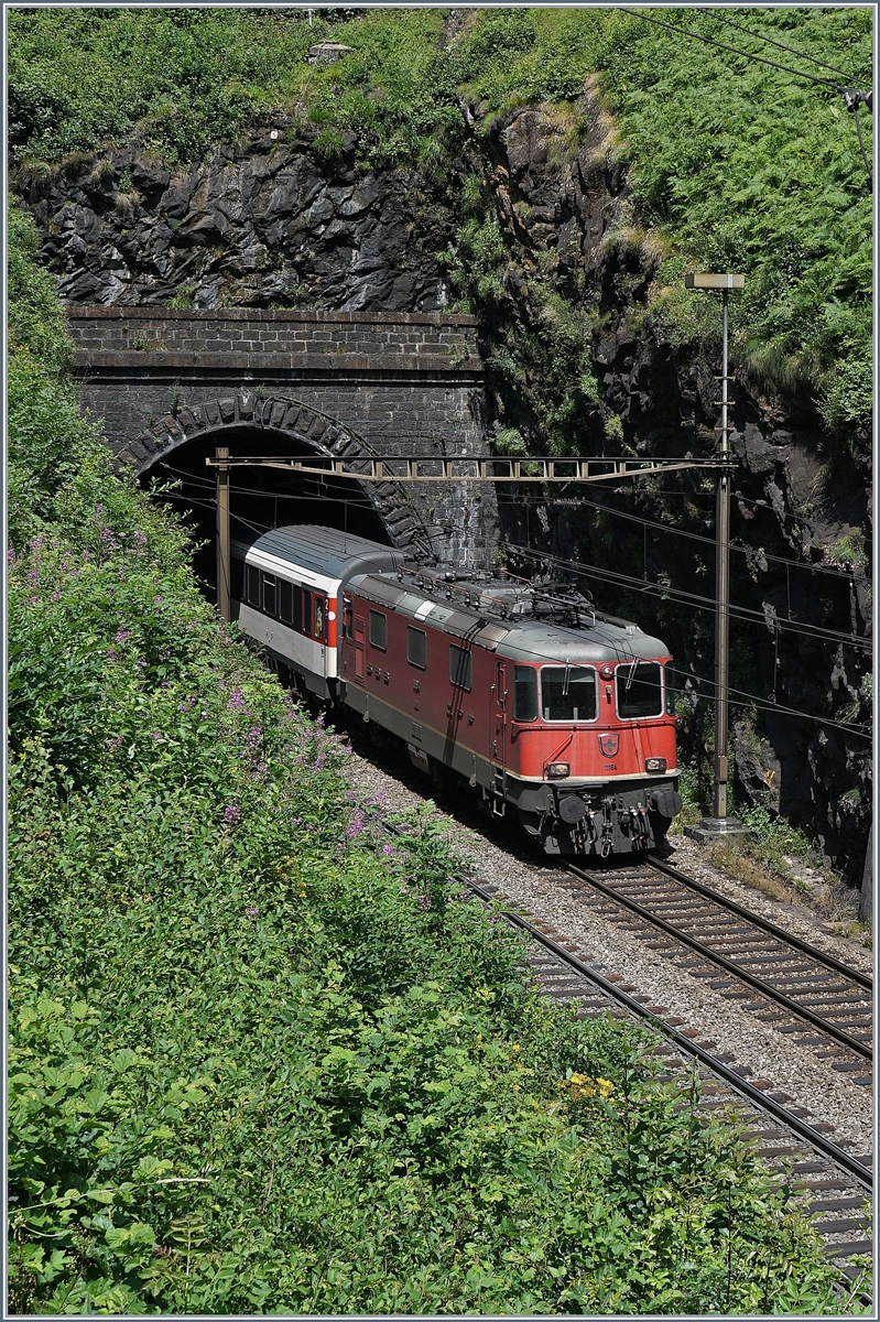 Die SBB Re 4/4 II 11194 verlässt mit einem Gotthard IR nach Locarno den 1567 Meter langen Prato-Spiral-Tunnel. 
21. Juli 2016