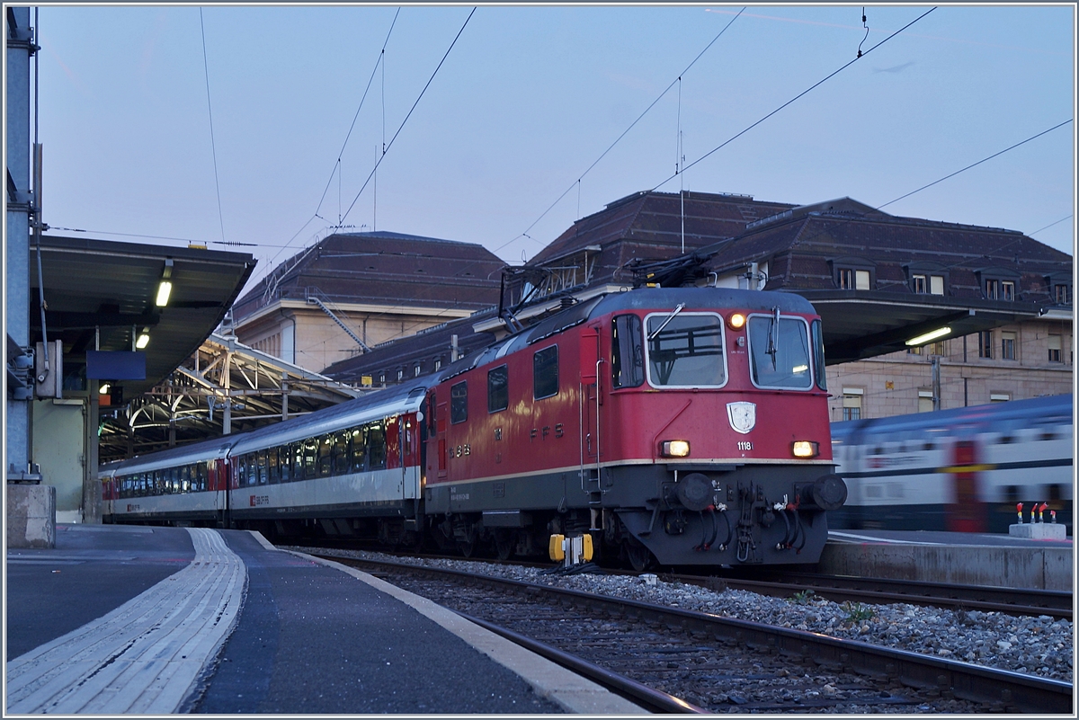 Die SBB Re 4/4 II ist in der Morgendämmerung mit ihrem IR 1556 von Neuchâtel in Lausanne eingetroffen.

20. Feb. 2019