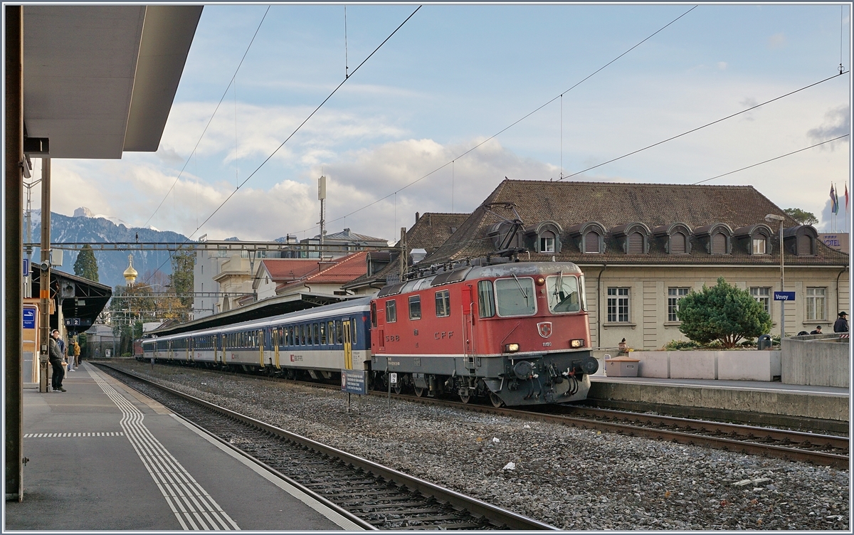 Die SBB Re 4/4 II 11193 (und am Zugschluss eine weitere Re 4/4 II) mit dem Dispo-Zug in einem IR90 Umlauf beim Halt in Vevey.

23. Nov. 2019