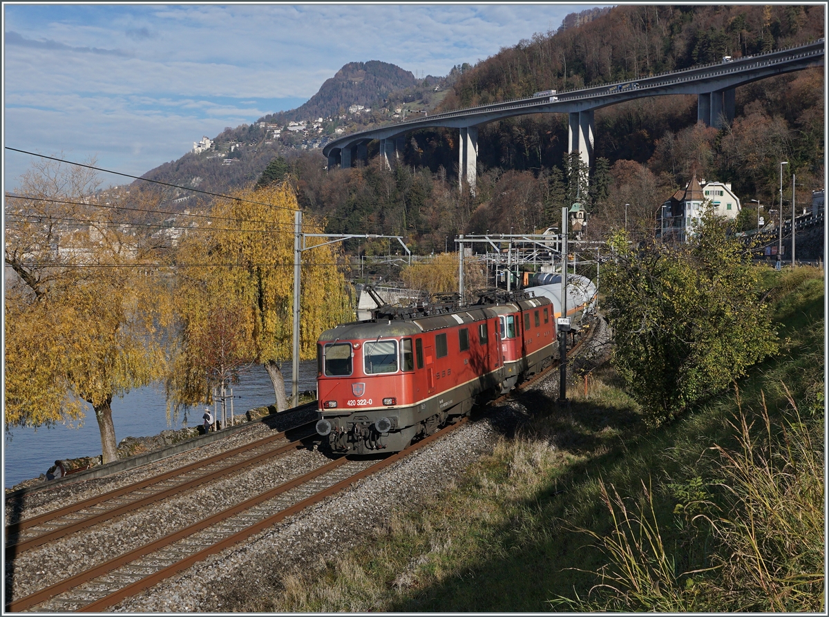 Die SBB Re 4/4 II 11332 (Re 420 332-0) und eine weitere sind mit einem Güterzug in Richtung Wallis kurz vor Villeneuve unterwegs und passieren ein paar wenige, noch mit mit bunten Blätter geschmückte Bäume am Ufer des Genfer Sees.

23. November 2020