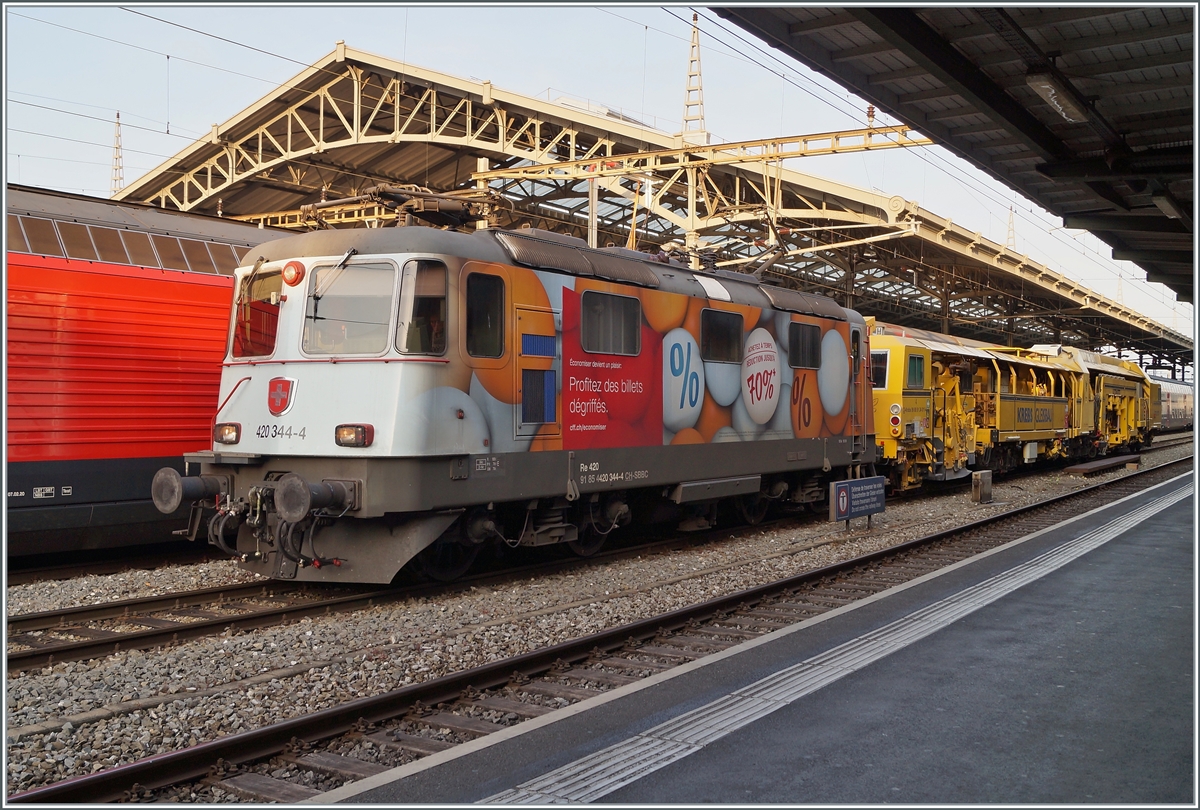 Die SBB Re 4/4 II 11344 (Re 420 344-4 / UIC 91 85 4420 344-4 CH SBBC) mit einer Gleisbaumaschine die auf den Namen  Hummel  h�rt. bzw. mit D-Krebs 99 80 91 24 011-4 beschriftet ist, beim Abwarten auf die Weiterfahrt in Lausanne. 

17. April 2021
