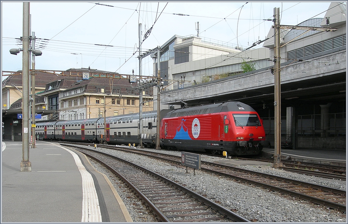 Die SBB Re 460 058-1  100 Jahre Zirkus Knie  wartet mit ihrem IC1 713 (Genève Aéroport - St. Gallen)  in Lausanne auf die Abfahrt.

21. April 2019