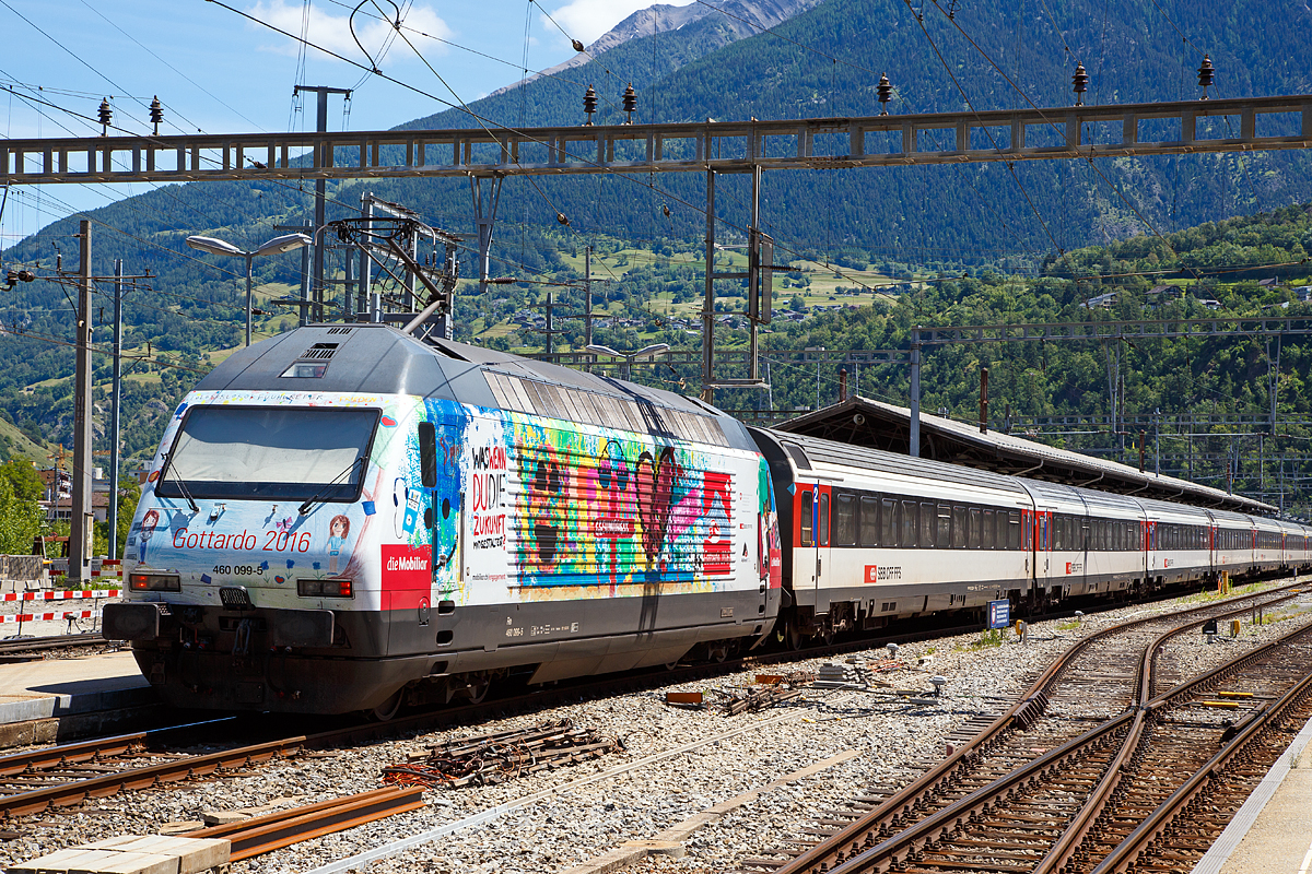 Die SBB Re 460 099-5 „ Bodensee , Werbelok für die Mobiliar und Gottardo 2016,  am 20.06.2016 im Bahnhof Brig.

Die Lok2000 wurde 1994 von der SLM unter der Fabriknummer 5666 gebaut, der elektrische Teil ist von ABB.

Nun auch mal eine ausführliche Beschreibung zu diesem  Loktyp: 
Die SBB bestellte im Zusammenhang mit den Projekten Bahn 2000 eine erste Serie von 12 Universal-Hochgeschwindigkeitslokomotiven, noch als Re 4/4VI – 10701 bis 10712 bestellt. Diese Bestellung wurde noch vor Beginn der Konstruktionsarbeiten auf 24 erhöht. Für den alpenquerenden Güterverkehr wurde von der Eidgenossenschaft eine weitere Serie von 75 Lokomotiven (auch als 'Hupac'-Lokomotiven bekannt) in Auftrag gegeben. Die vorgegebenen Liefertermine für dieses Los waren derart kurz, dass die SLM an die Kapazitätsgrenze ihrer Werkstätte gelangte. Es wurden deshalb dreißig Lokkasten an Krauss-Maffei in München untervergeben 

Im Hinblick auf die geplante Hochgeschwindigkeitsstrecke wurden nochmals zwanzig Lokomotiven nachbestellt, was die Serie auf 119 ansteigen ließ. Die im Volksmund Lok 2000 genannte Lokomotive hat eine Höchstgeschwindigkeit von 230 km/h und eine Leistung von 6,1 MW und ist für den Schnellzugs- wie Güterverkehr ausgelegt. Um die Gesamtmasse von 84 Tonnen nicht zu überschreiten musste ein gesickter Leichtbaukasten konstruiert werden, dessen Form vom Designstudio Pininfarina entworfen wurde.

Um auf den Strecken durch die Alpen den Radverschleiß gering zu halten, haben die Lokomotive radial einstellbare Achsen erhalten. Auch auf dem Gebiet der elektrischen Ausrüstung wurde Neuland beschritten. Zwei Ebenen Steuerelektronik für das Fahrzeug und den Antrieb sind eingebaut. Über das Fahrzeugleitgerät wurden zu viele Elemente gesteuert, wie Scheibenwischer oder Signalhorn. Dies führte anfänglich zu vielen Störungen und oft blieben Lokomotiven auf der Strecke liegen. Erst die Verbesserung der Programmierung erlaubte es die Zuverlässigkeit so zu erhöhen, dass es kaum mehr zu Ausfällen führte. Als Feststellbremse wurden in den Drehgestellen Permanentmagnetschienenbremsen eingebaut. Auch hier gab es am Anfang übermäßig viele Störungen und die Lokomotiven klebten regelmäßig an den Schienen fest.

Um den Schiebedienst auf den Gebirgsstrecken weniger personalaufwendig durchzuführen, wurden mehrere Lokomotiven mit einer amerikanischen Funkfernsteuerung ausgerüstet und als Ref 460 bezeichnet. Damit konnte von der Zugspitze aus eine am Zugschluss eingesetzte Lokomotive ferngesteuert werden. Die Divisionalisierung der SBB erlaubte es nicht mehr groß davon zu profitieren, denn alle Lokomotiven wurden dem Personenverkehr zugeteilt und der Einsatz vor Güterzügen war somit beendet.

Die Re 460 blieb nicht ein Einzelstück und entwickelte sich zu einer Lokomotivfamilie. Eine erste Bestellung wurde von der BLS für acht Lokomotiven gemacht. Die BLS Re 465 hat im Gegensatz zur Re 460 vier statt zwei Stromrichter. Jeder Motor hat dadurch seine eigene Regelung um die Eigenschaften im Bergeinsatz zu verbessern. Weiter können die BLS-Lokomotiven mit allen gängigen Schweizer Lokomotiven in Vielfachsteuerung verkehren. Das erlaubte es bei der BLS den Lokomotiveinsatz flexibler zu gestalten. Die SBB bestellte ebenfalls zehn Re 465, die bei Ablieferung schon das blaue BLS-Design hatten, aber erst später von der BLS übernommen wurden. Nach Finnland konnten auch in zwei Serien Lok 2000 verkauft werden. Dort sind sie als Sr2 bezeichnet. Nach Versuchsfahrten in Norwegen im schwierigen Winterdienst bestellten die NSB die fast baugleichen Lokomotive EL18 2241 bis 2262. Eine letzte Lieferung umfasst zwei Lokomotiven für Hongkong. Sie werden an jedem Ende eines Doppelstockzuges eingesetzt. Dies sind die letzten von SLM in Winterthur gebauten Fahrzeuge. Die Re 460 ist bis auf weiteres die letzte Vollbahn-Streckenlokomotive, die komplett von schweizerischen Unternehmen konstruiert und gebaut wurde. Der Lokomotivbau in der Schweiz wurde inzwischen aus wirtschaftlichen Gründen eingestellt. Einzig Stadler Rail stellt in der Schweiz noch Lokomotiven für den Rangier- und für den Zahnradbetrieb her.

TECHNISCHE DATEN der Re 460:
Nummerierung: 	Re 460 000–118
Anzahl: 119
Baujahre: 1991–1996
Spurweite: 1.435 mm
Achsformel: Bo'Bo'
Länge über Puffer:  18.500 mm
Höhe:  4.300 mm
Breite:  3.000 mm
Achsabstand im Drehgestell:  2.800 mm
Dienstgewicht: 	84,0 t
Höchstgeschwindigkeit:  200 km/h (zugelassen)  / 230 km/h (technisch möglich) 
Dauerleistung: 	6.100 kW (8300 PS)
Anfahrzugkraft: 	300 kN
Dauerzugkraft: 	100 kN
Laufraddurchmesser: 	1.110 mm
