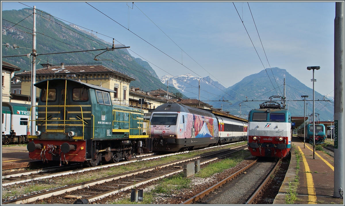 Die SBB Re 460  Willkommen in Japan  hat mit dem EC 329 Domodossola erreicht und wird nun von der FS 444 abgel�st. Besorgte Fr�her in der Regel die neue Zuglok dass Lokwechsel Man�ver, wurde hier eine FS Rangierlok eingteilt, welche die SBB RE 460 in den Wechselstromteil des Bahnhofes zur�ckstossen wird. 
13. Mai 2015