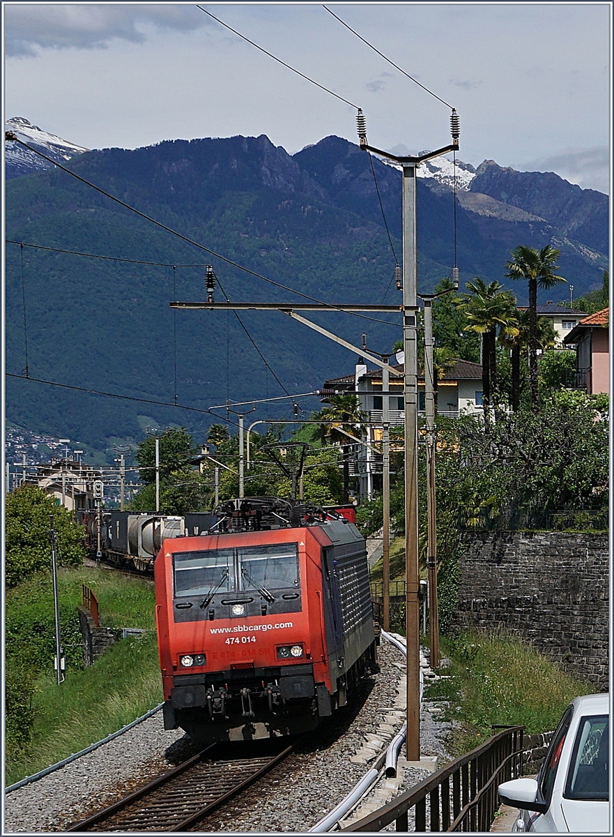 Die SBB Re 474 014 mit einem Güterzug bei San Nazzaro.
20. Mai 2017 