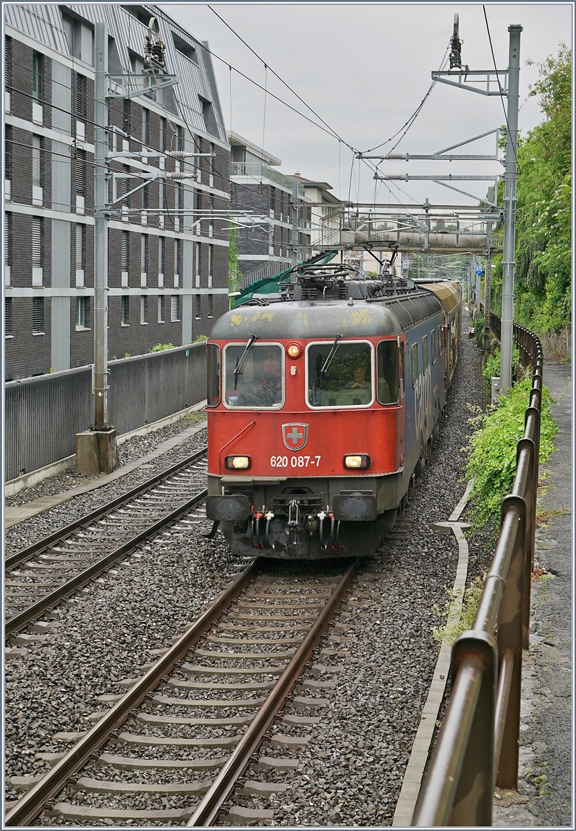 Die SBB Re 620 087-7  Bischofszell  erreicht mit einem Güterzug in Kürze Montreux.

5. Masi 2020