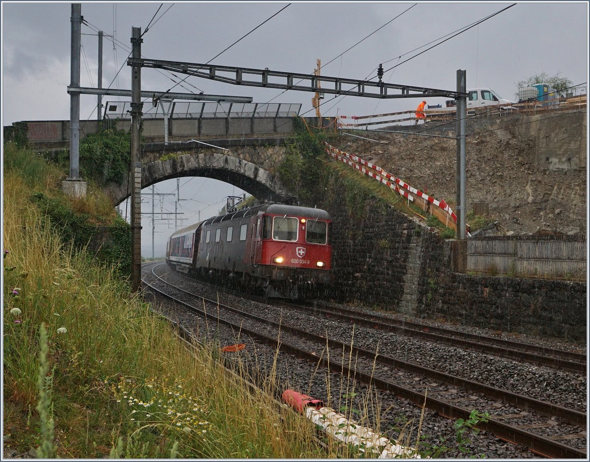 Die SBB Re 6/6 11634 (Re 620 034-8)  Aarburg Oftringen  erreicht mit ihrem Güterzug Cully, ein Bahnhof, dem umfangreiche Umbauarbeiten bevorstehen. 

3. August 2020