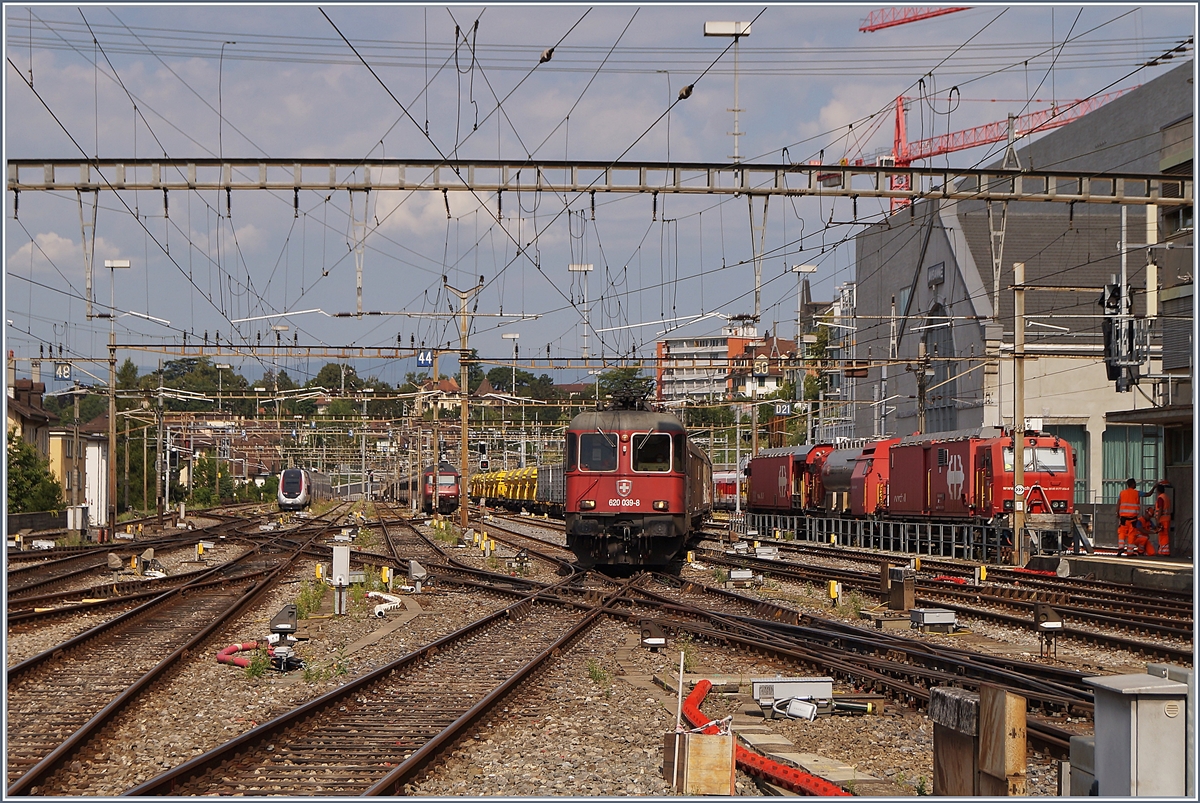 Die SBB Re 6/6 11639 (Re 620 039-8)  Murten  erreicht mit ihrem Güterzug auf der Fahrt in Richtung Wallis den Bahnhof von Lausanne.

21.Juli 2020
   