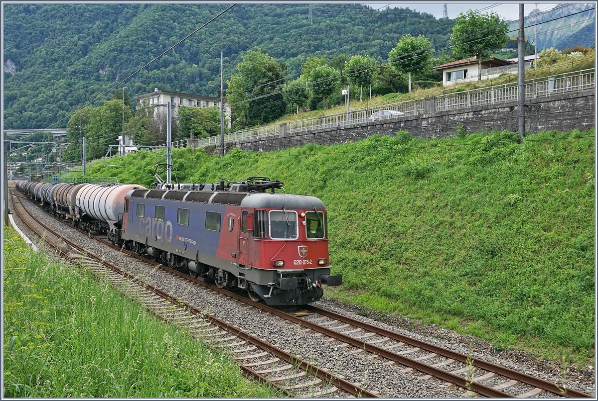 Die SBB Re 6/6 11675 (Re 620 075-2)  Gelterkinden  mit einem Kesselwagenzug bei Villeneuve. 

24. Juli 2020