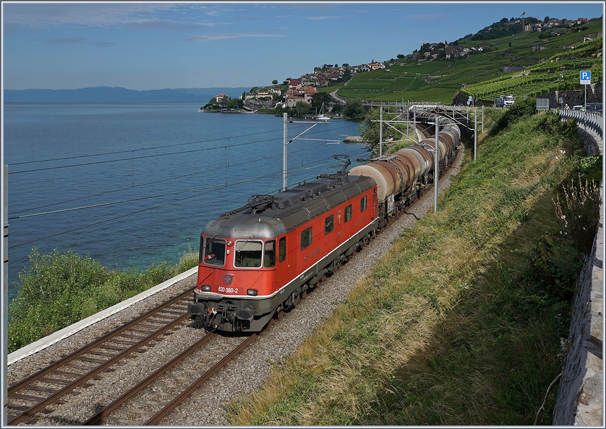 Die SBB Re 6/6 11680 (Re 620 080-2)  Möhlin  fährt mit einem Kesselwagenblockzug zwischen Rivaz und St-Saphorin dem Lac Léman entlang.

1. Juli 2020