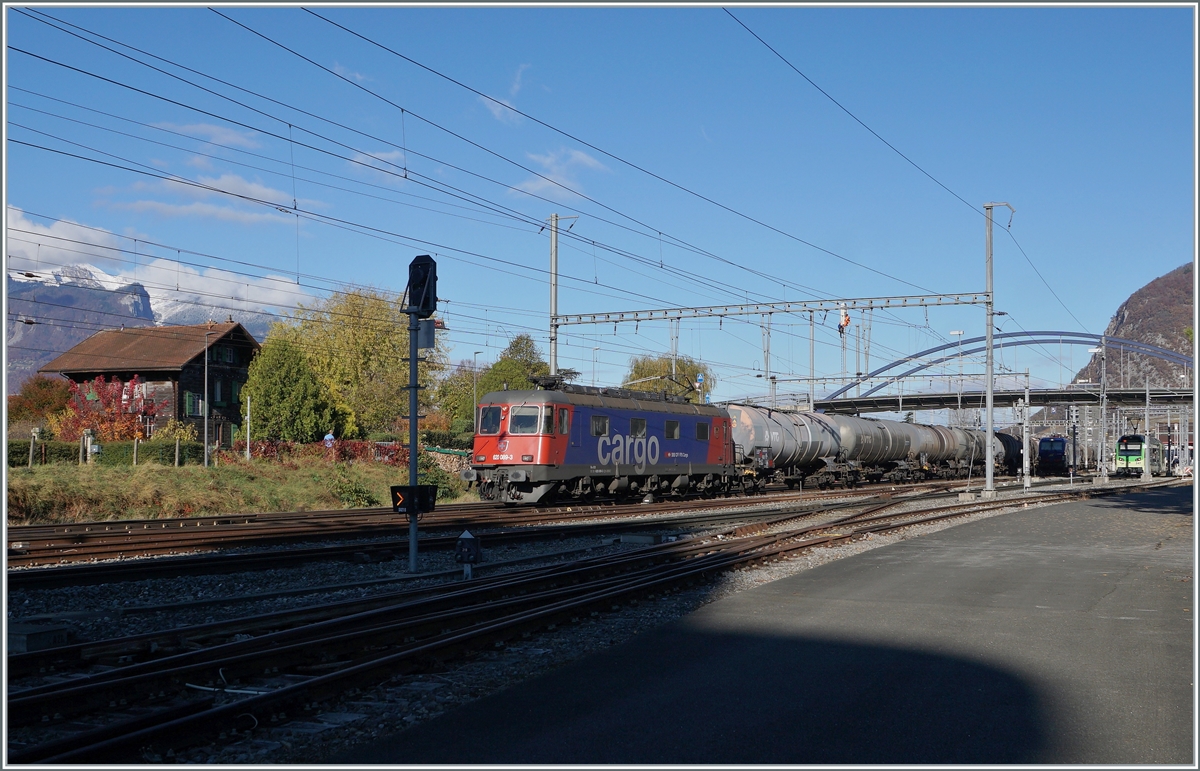 Die SBB Re 6/6 11689 (Re 620 089-3)  Amsteg-Silenen  mit einem Güterzug in Richtung St-Triphon bei der Durchfahrt in Aigle. 

5. November 2021