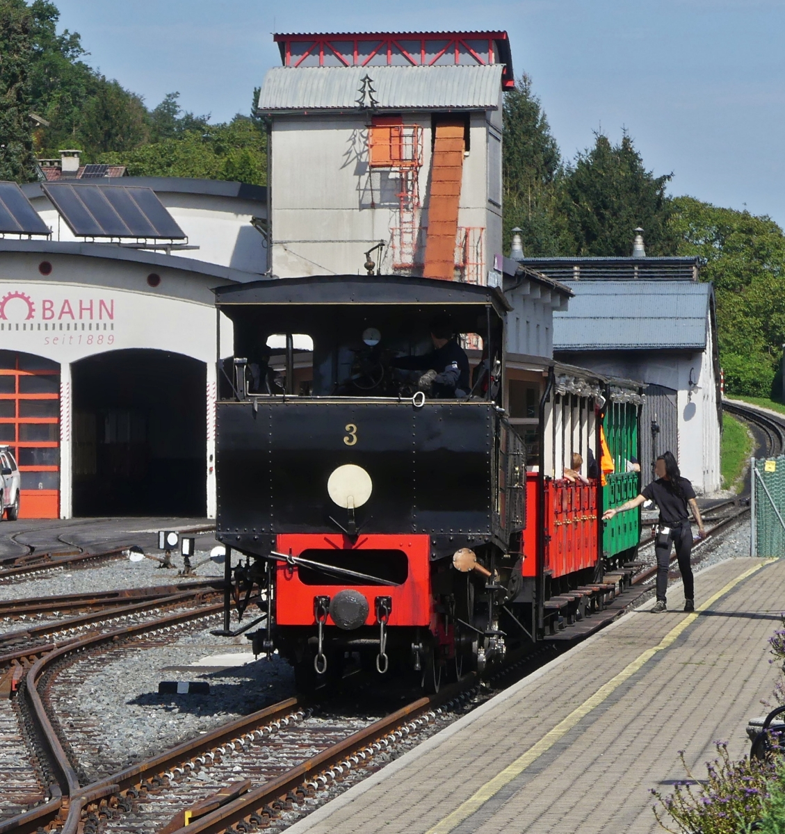 Die Schaffnerin verschlie�t noch die letzten T�ren der Wagen, der Achenseebahn, dann geht die Fahrt zum Achensee los. 20.08.2024 
