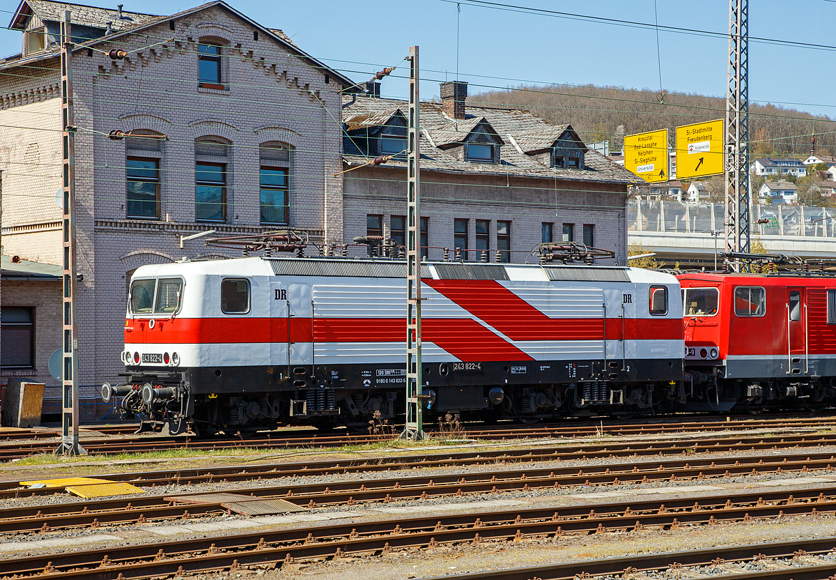Die sch�ne  “Wei�e Lady” 143 822-5, alias 243 822-4 (91 80 6143 822-5 D-EBS der EBS Erfurter Bahnservice GmbH, ex RBH 139, ex DB 143 822-5. ex DR 243 822-4, ist am 27.04.2021 vor der ehemaligen Lokleitung in Siegen beim Hbf Siegen abgestellt.

Die Lok wurde 1988 bei LEW (VEB Lokomotivbau Elektrotechnische Werke Hans Beimler Hennigsdorf) unter der Fabriknummer 20272 gebaut und als DR 243 822-4 an die Deutsche Reichsbahn geliefert, 1992 erfolgte die Umzeichnung in DR 143 822-5 und 1994 in DB 143 822-5. Im Jahr 2016 ging sie an die DB Cargo Tochter RBH Logistics GmbH (Gladbeck) als RBH 139 (91 80 6143 822-5 D-RBH) und 2018 wurde sie an die EBS Erfurter Bahnservice GmbH verkauft. Bei der EBS bekam sie den neuen Anstrich, angelehnt an den der Prototyp 212 001-2  Wei�e Lady  (sp�ter DR 243 001-5, heutige143 001-6).