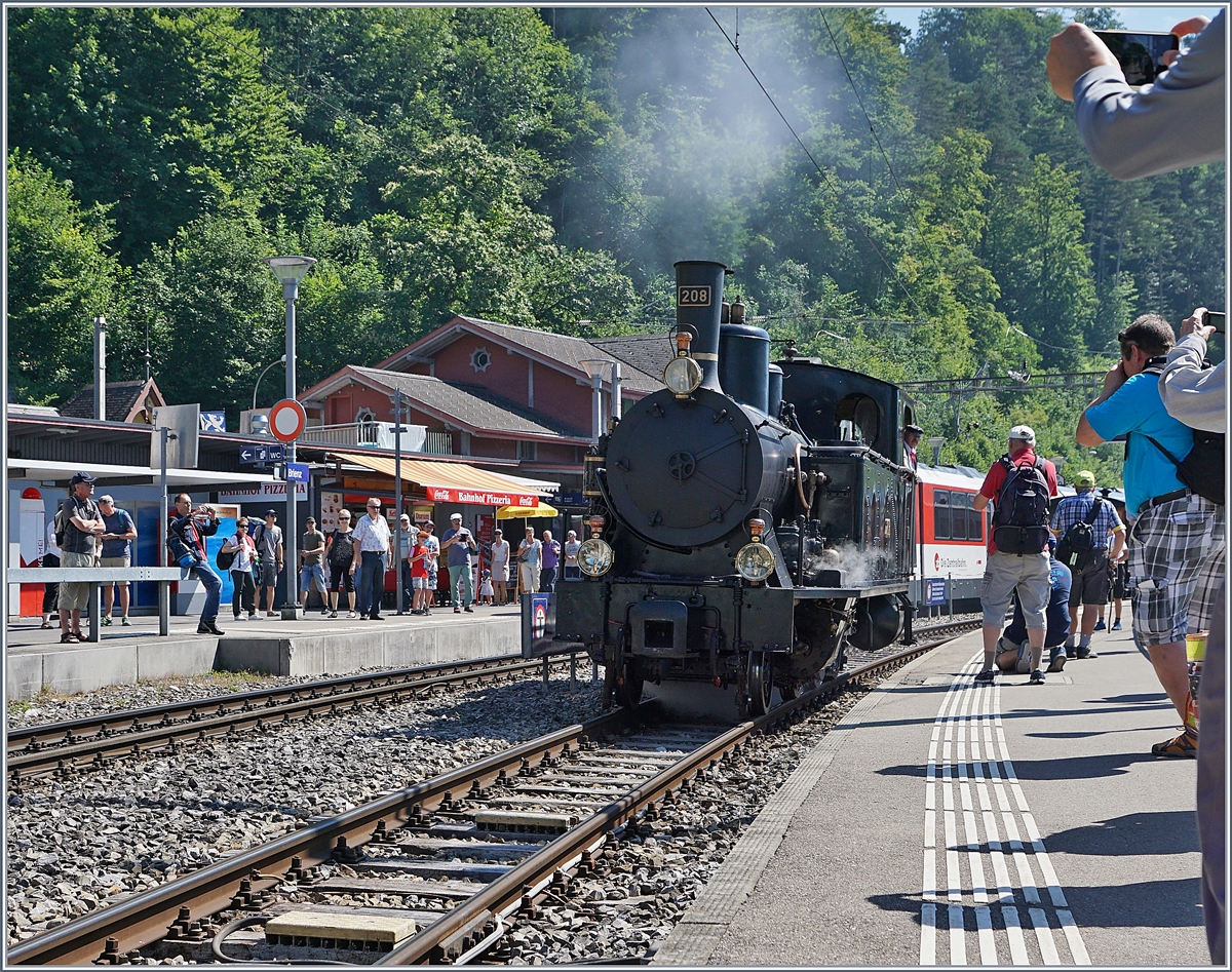 Die schöne SBB Brünig Bahn Tallok G 3/4 208 der Ballenberg Dampfbahn rangiert in Brienz zum Umfahren ihres Zugs der anschließend wieder nach Meiringen zurück fährt.

Schweizer Dampftage Brienz 2018 

30. Juni 2018
